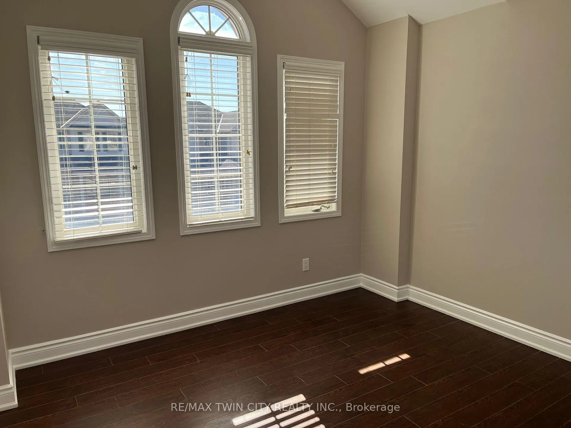 Photo 12 of Unit Main, 239 Mcdougall Crossing, Milton, Harrison — HOMEH