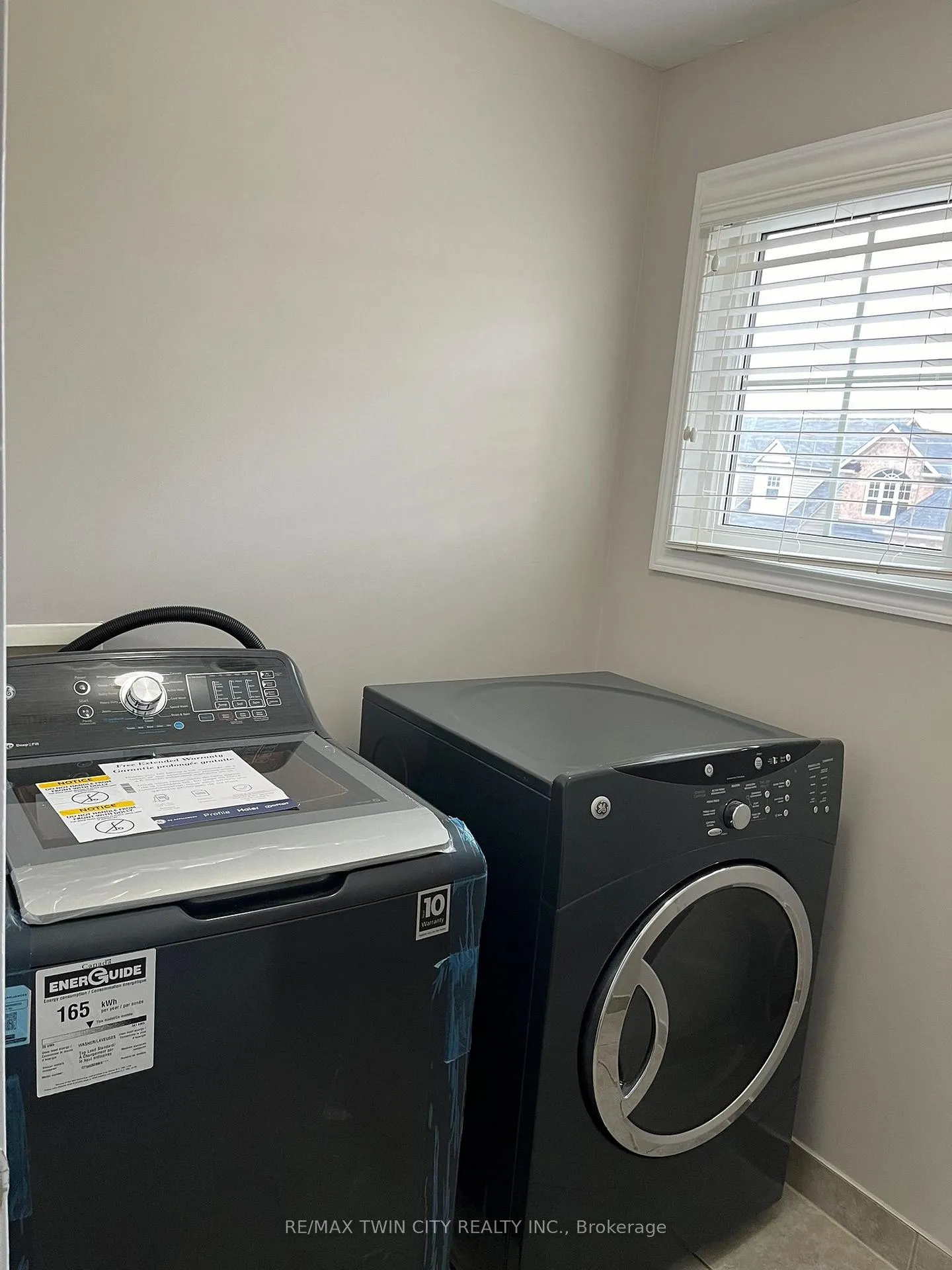 Photo 15 of Unit Main, 239 Mcdougall Crossing, Milton, Harrison — HOMEH