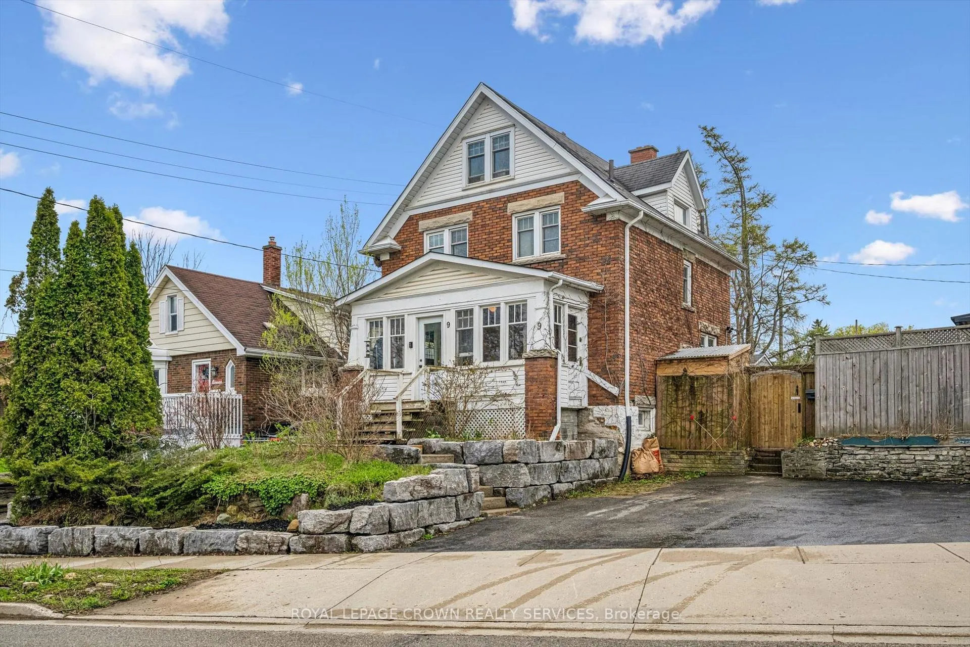 Photo 2 of 9 Spadina Road E, Kitchener — HOMEH