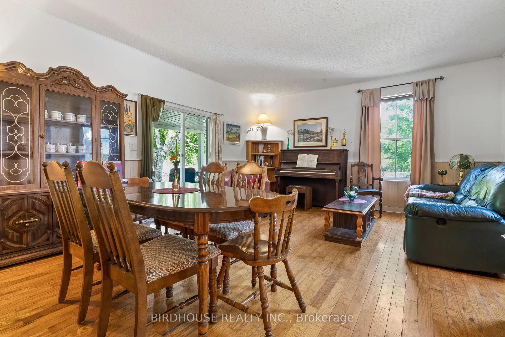 Photo 5 of 70 Ridout Street, Kawartha Lakes, Lindsay — HOMEH