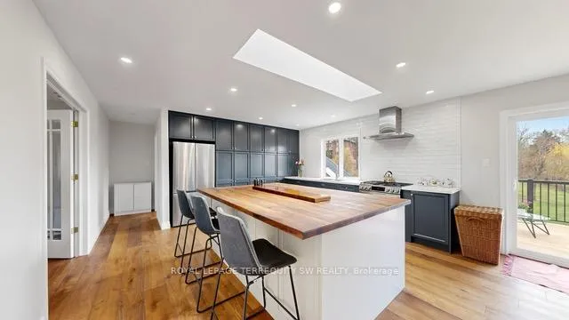 Photo 3 of Unit Main, 9 Gilbert Drive, Aurora, Aurora Estates — HOMEH