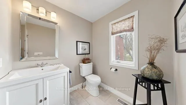 Photo 16 of Unit Main, 9 Gilbert Drive, Aurora, Aurora Estates — HOMEH