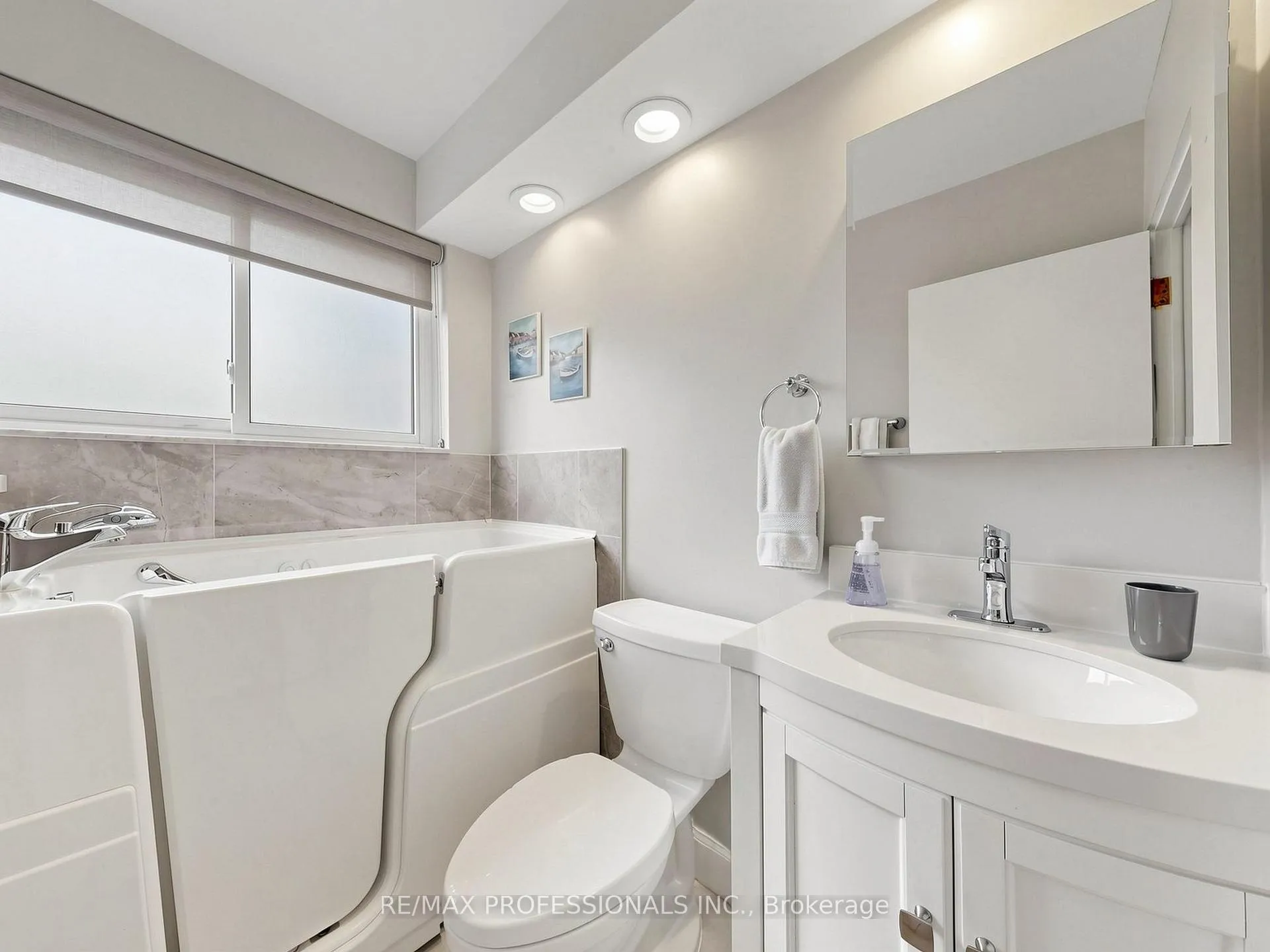 Photo 20 of 177 Elmhurst Drive, Etobicoke, Rexdale-Kipling — HOMEH