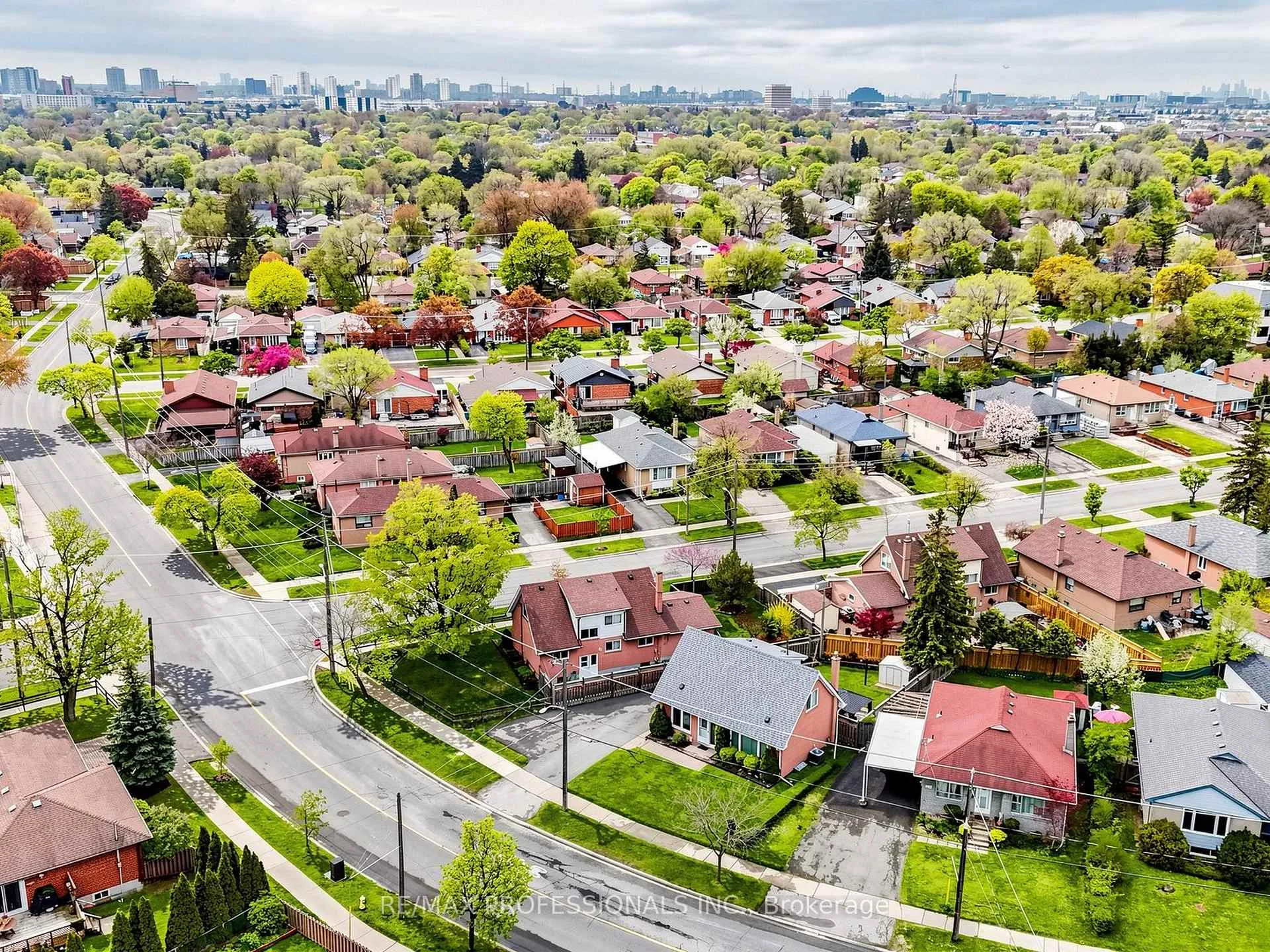 Photo 35 of 177 Elmhurst Drive, Etobicoke, Rexdale-Kipling — HOMEH