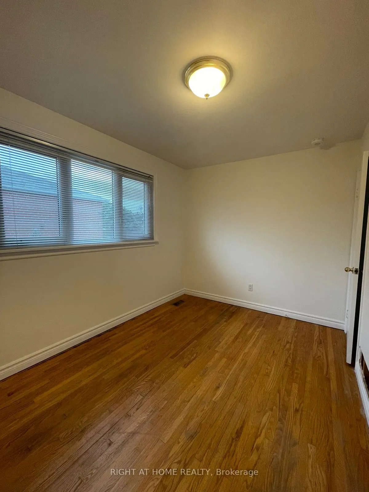 Photo 4 of Unit Main, 135 Avondale Boulevard, Brampton, Avondale — HOMEH