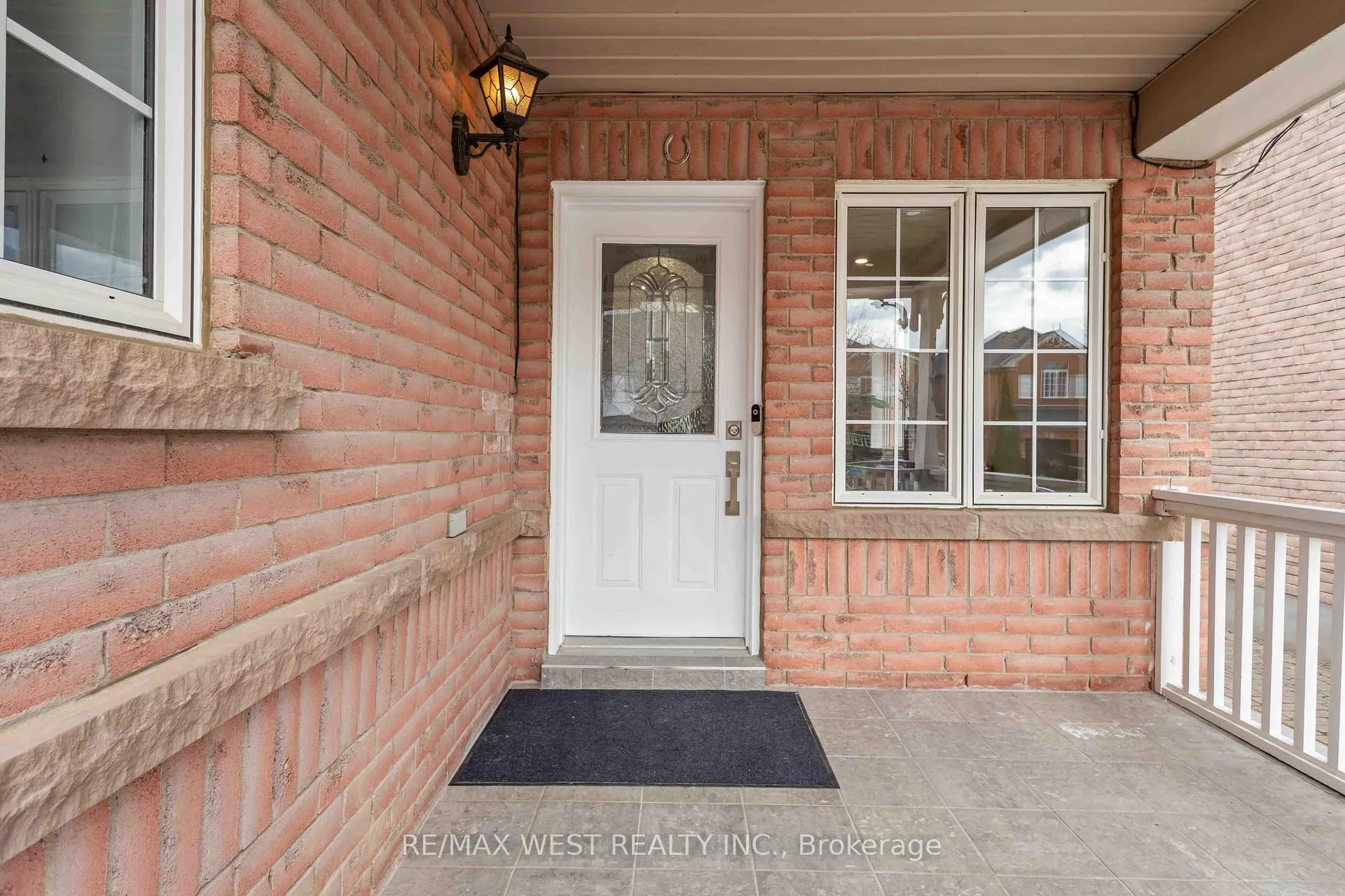 Photo 3 of 23 Gloria Crescent, Whitby, Williamsburg — HOMEH