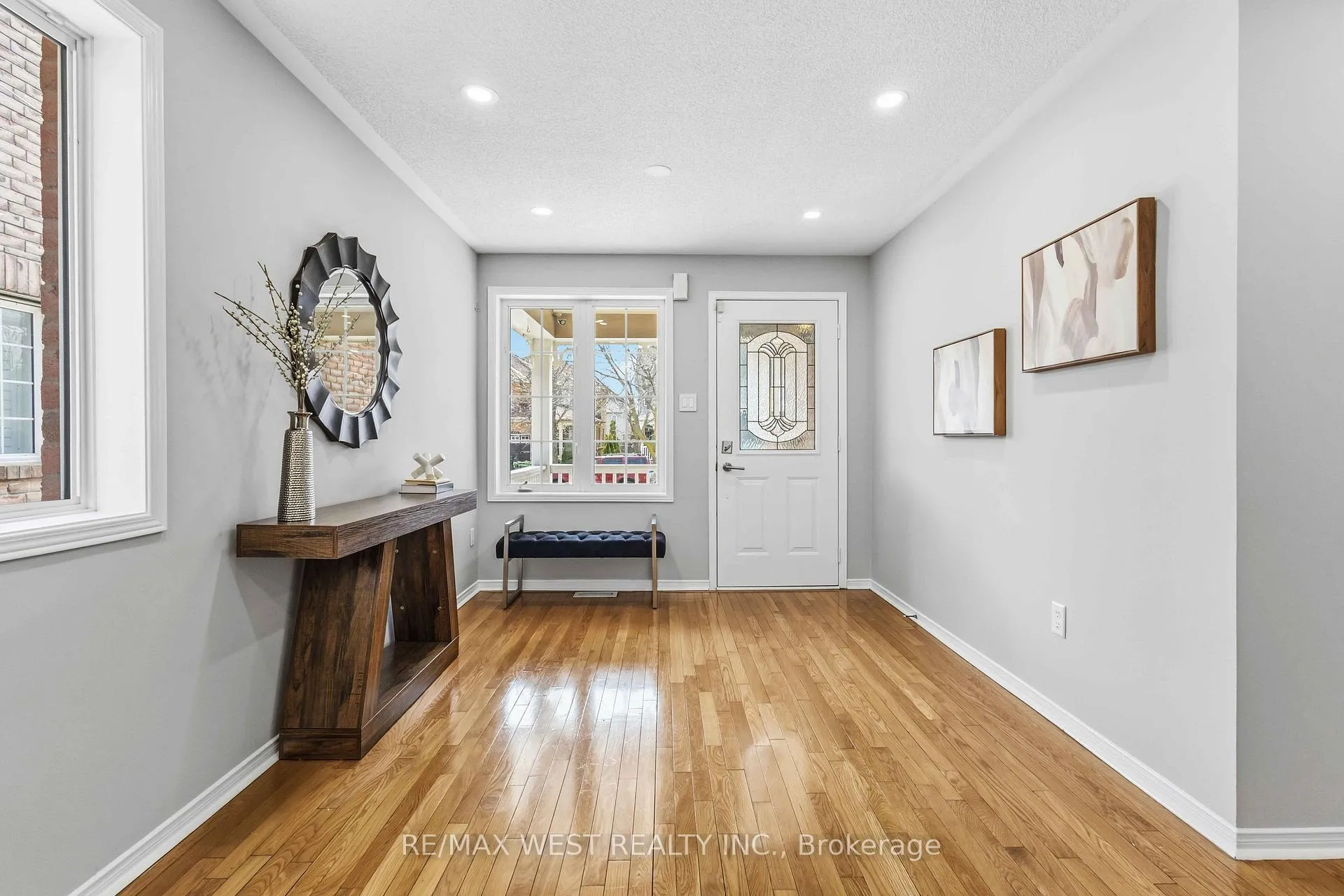 Photo 4 of 23 Gloria Crescent, Whitby, Williamsburg — HOMEH