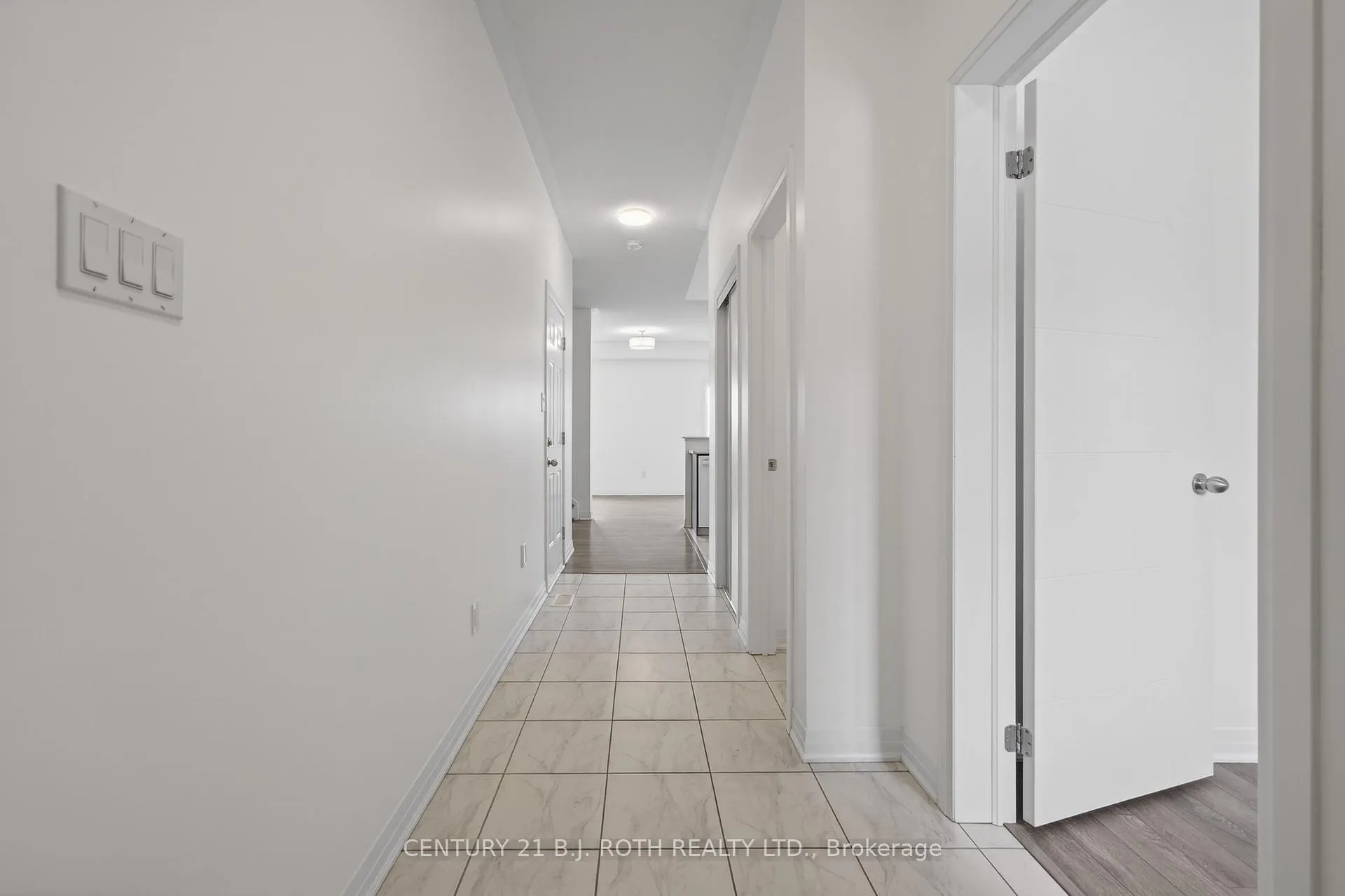 Photo 3 of 17 Bedford Estates Crescent, Barrie, Bayshore — HOMEH