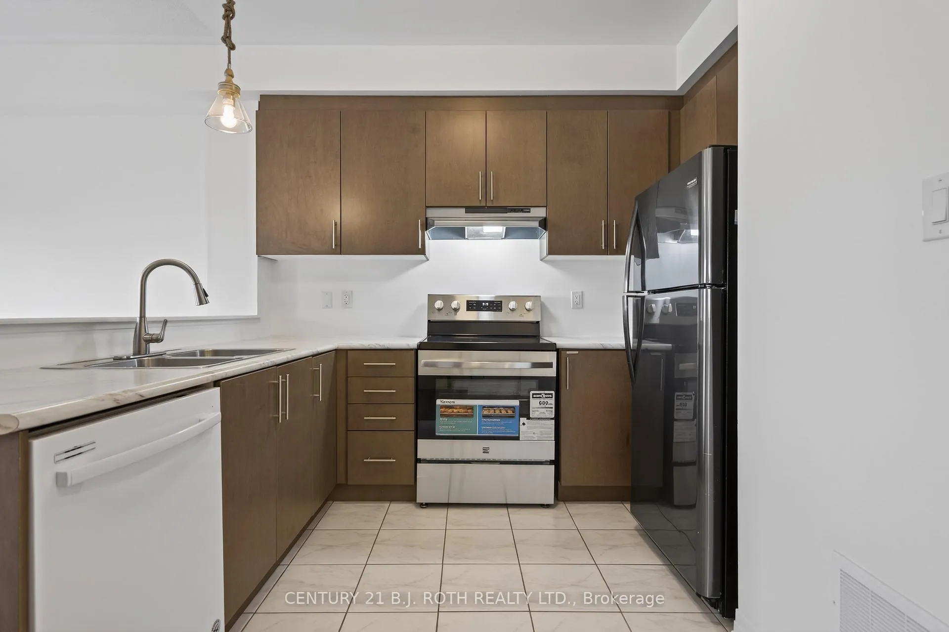 Photo 8 of 17 Bedford Estates Crescent, Barrie, Bayshore — HOMEH