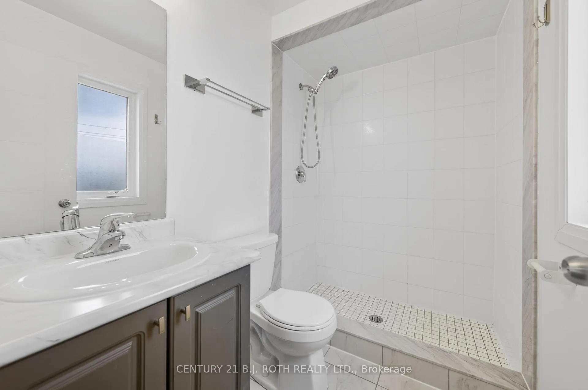 Photo 14 of 17 Bedford Estates Crescent, Barrie, Bayshore — HOMEH