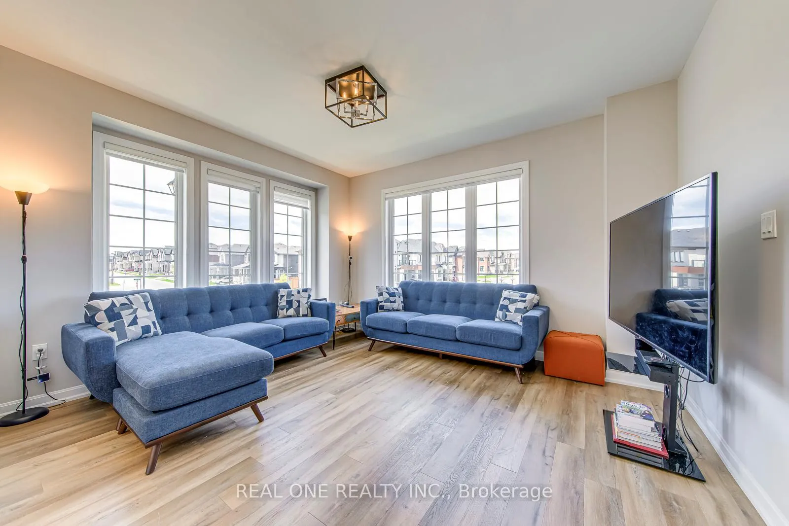 Photo 11 of 1402 Lakeport Crescent, Oakville, Joshua Meadows — HOMEH