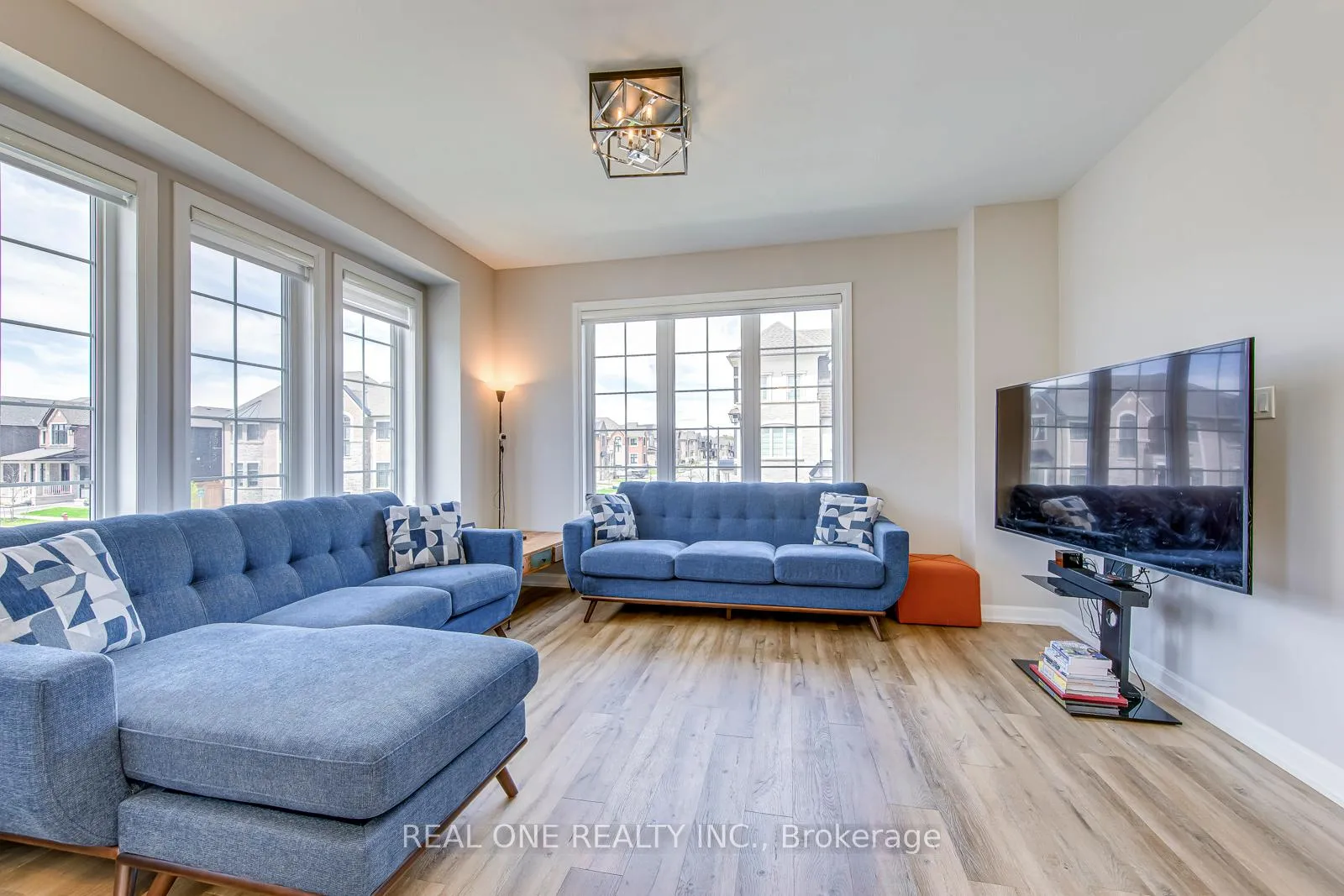Photo 12 of 1402 Lakeport Crescent, Oakville, Joshua Meadows — HOMEH