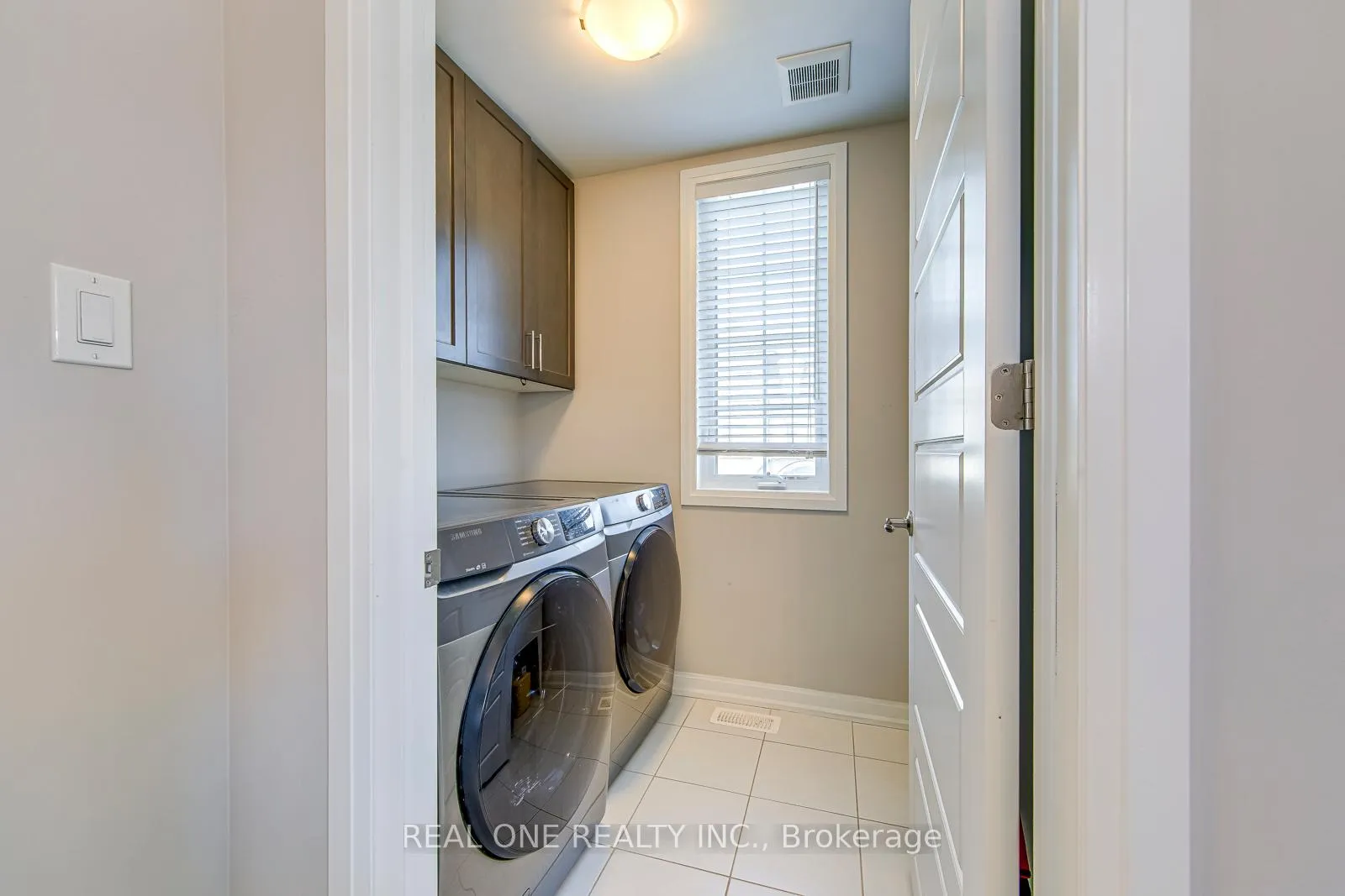 Photo 25 of 1402 Lakeport Crescent, Oakville, Joshua Meadows — HOMEH