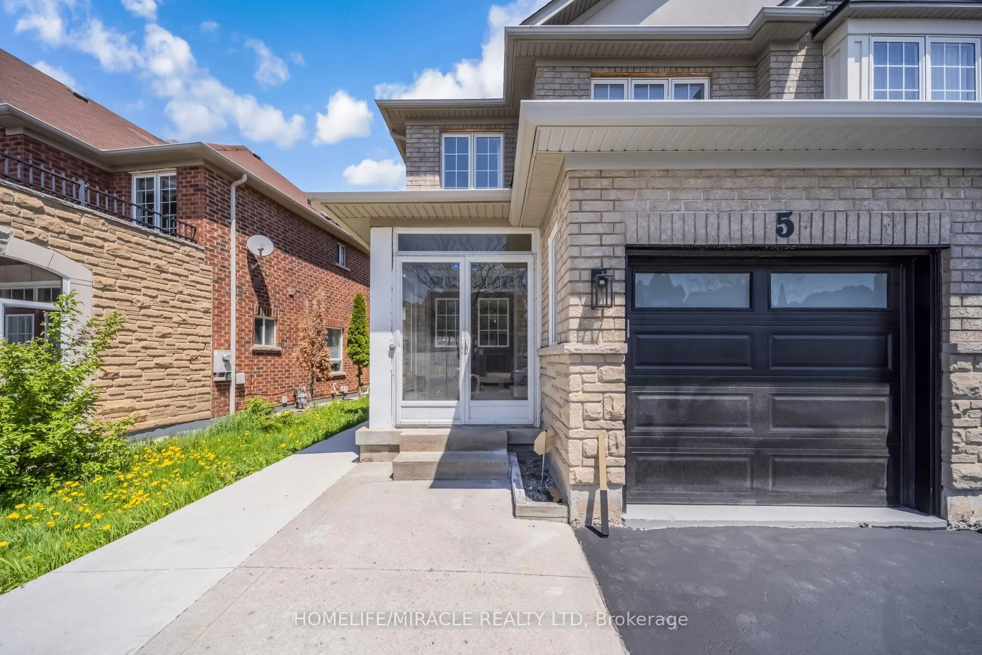 Photo 4 of 5 Cherryplum Way, Brampton, Bramalea North Industrial — HOMEH