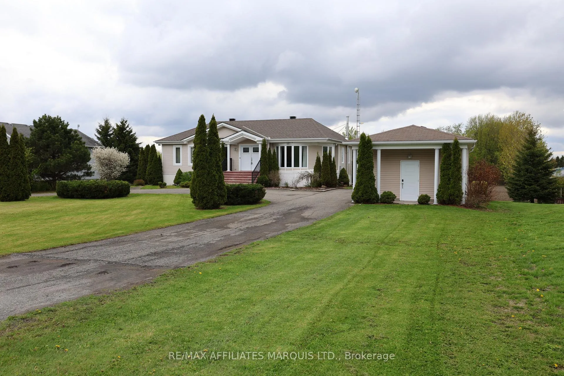 Photo 1 of 2054 Valley Street, North Stormont, North Stormont (Roxborough) Twp — HOMEH