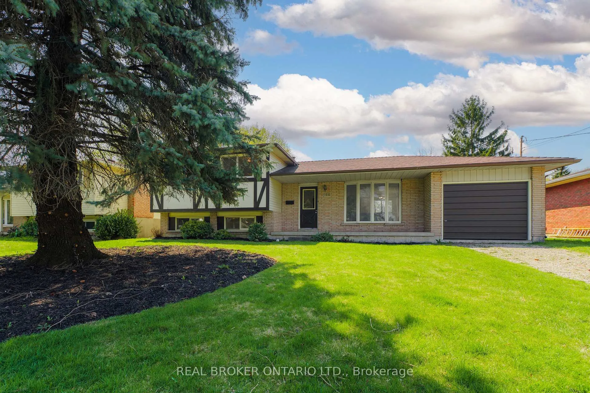 Photo 1 of 194 Fiddlers Green Road, Hamilton, Ancaster — HOMEH