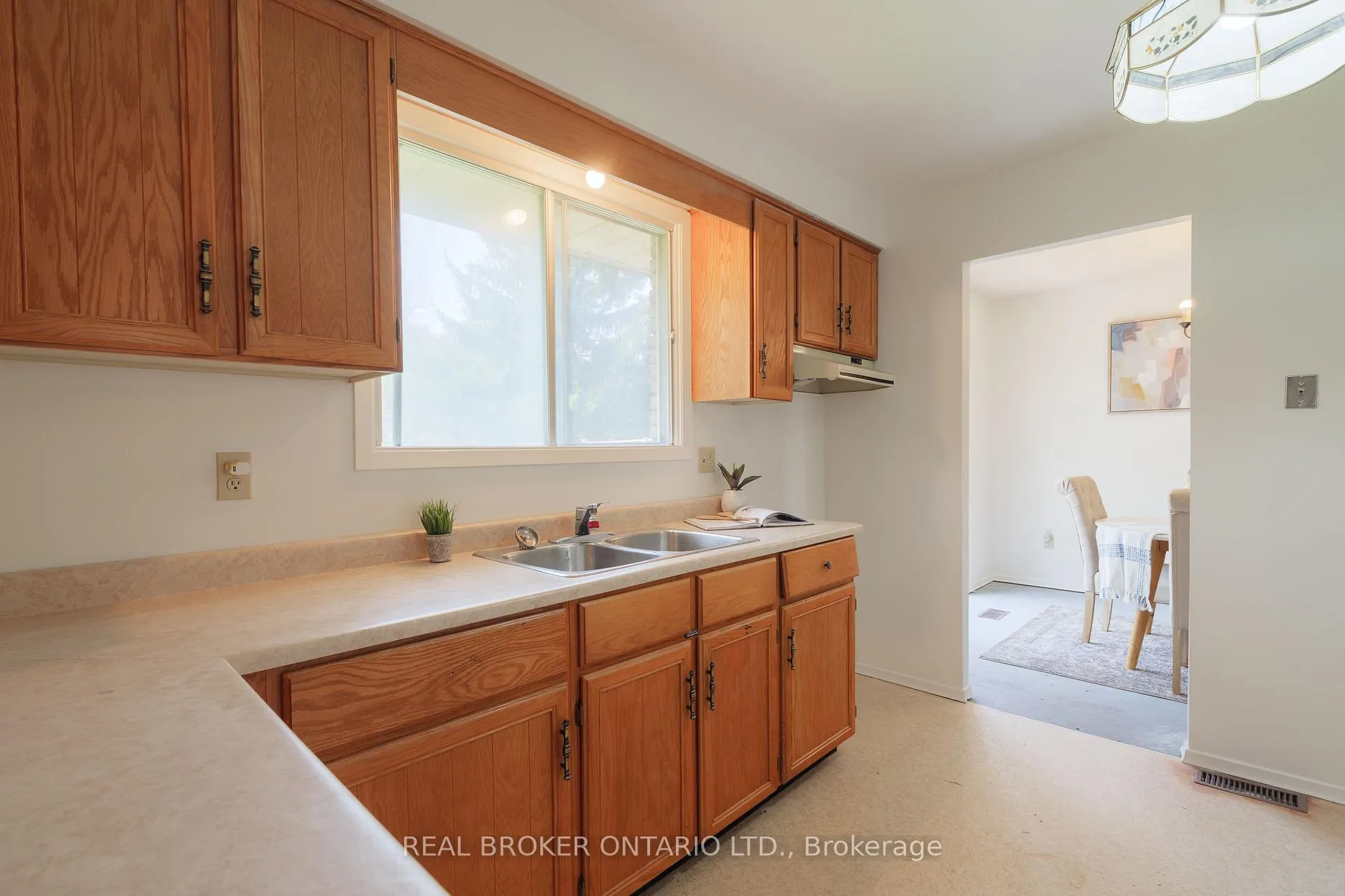 Photo 11 of 194 Fiddlers Green Road, Hamilton, Ancaster — HOMEH