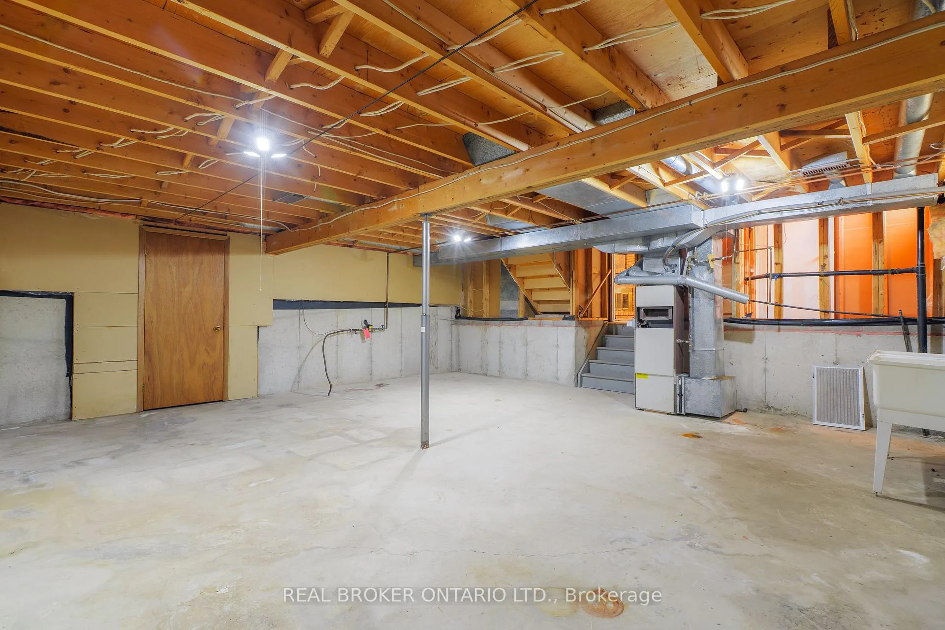 Photo 23 of 194 Fiddlers Green Road, Hamilton, Ancaster — HOMEH