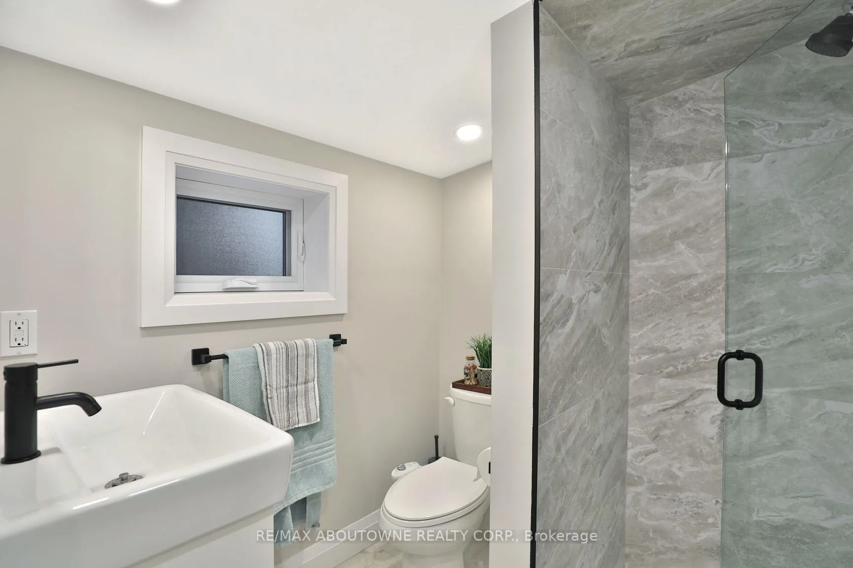 Photo 12 of 31-33 Hawthorne Avenue, Hamilton, Kirkendall — HOMEH