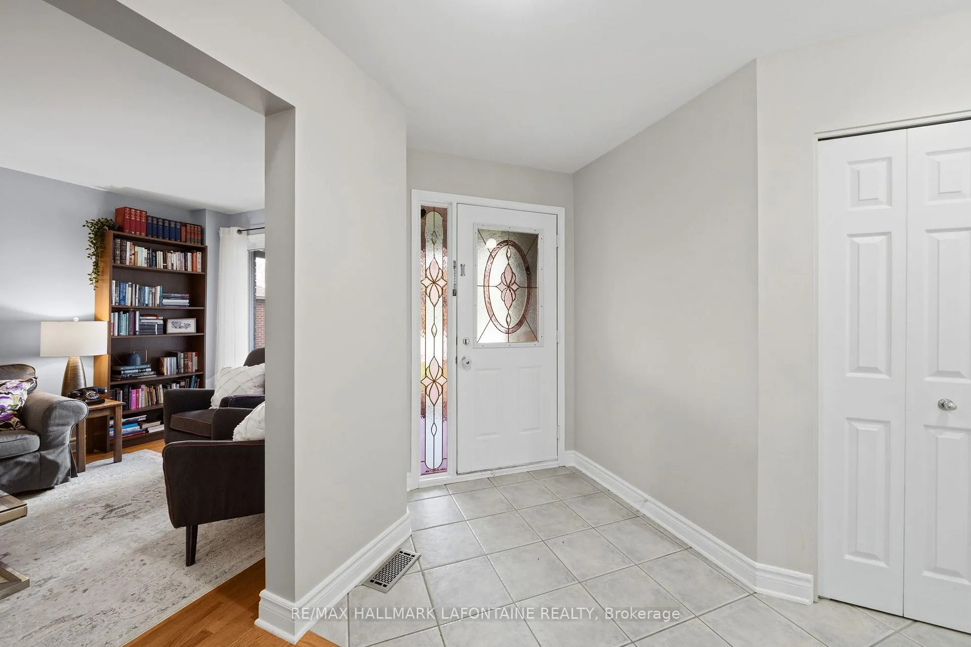 Photo 6 of 867 Clearcrest Crescent, Ottawa, Fallingbrook/Ridgemount — HOMEH