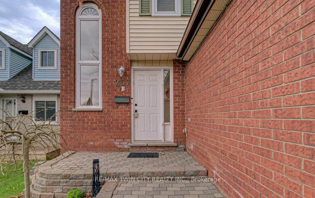 Photo 3 of 237B Thistleglen Place, Waterloo — HOMEH