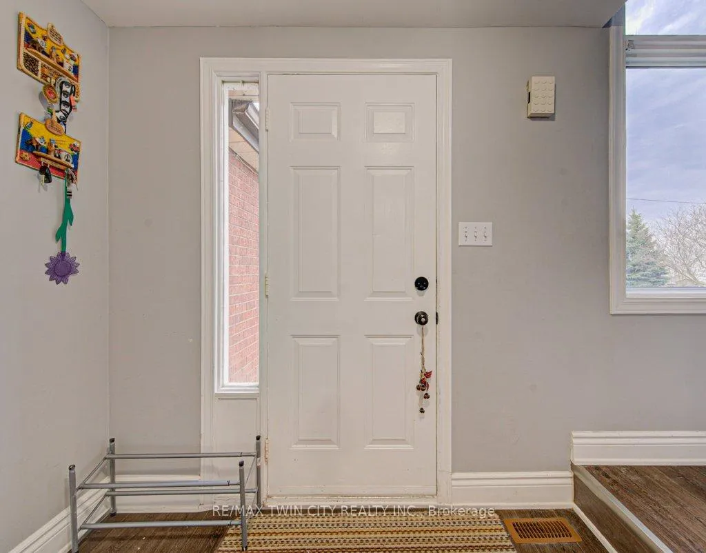 Photo 4 of 237B Thistleglen Place, Waterloo — HOMEH