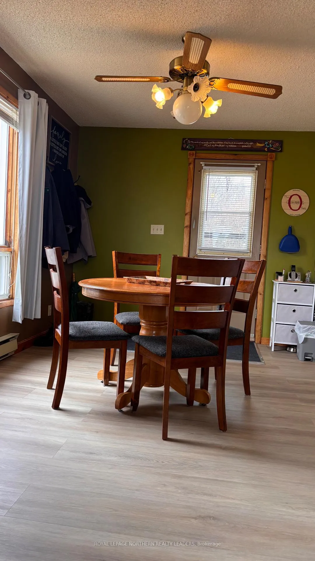 Photo 12 of 33 Eighteenth Avenue, Cochrane — HOMEH