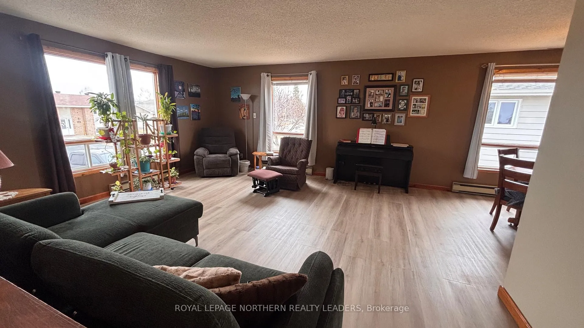 Photo 15 of 33 Eighteenth Avenue, Cochrane — HOMEH