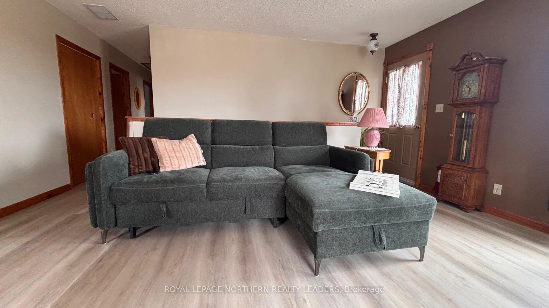 Photo 17 of 33 Eighteenth Avenue, Cochrane — HOMEH