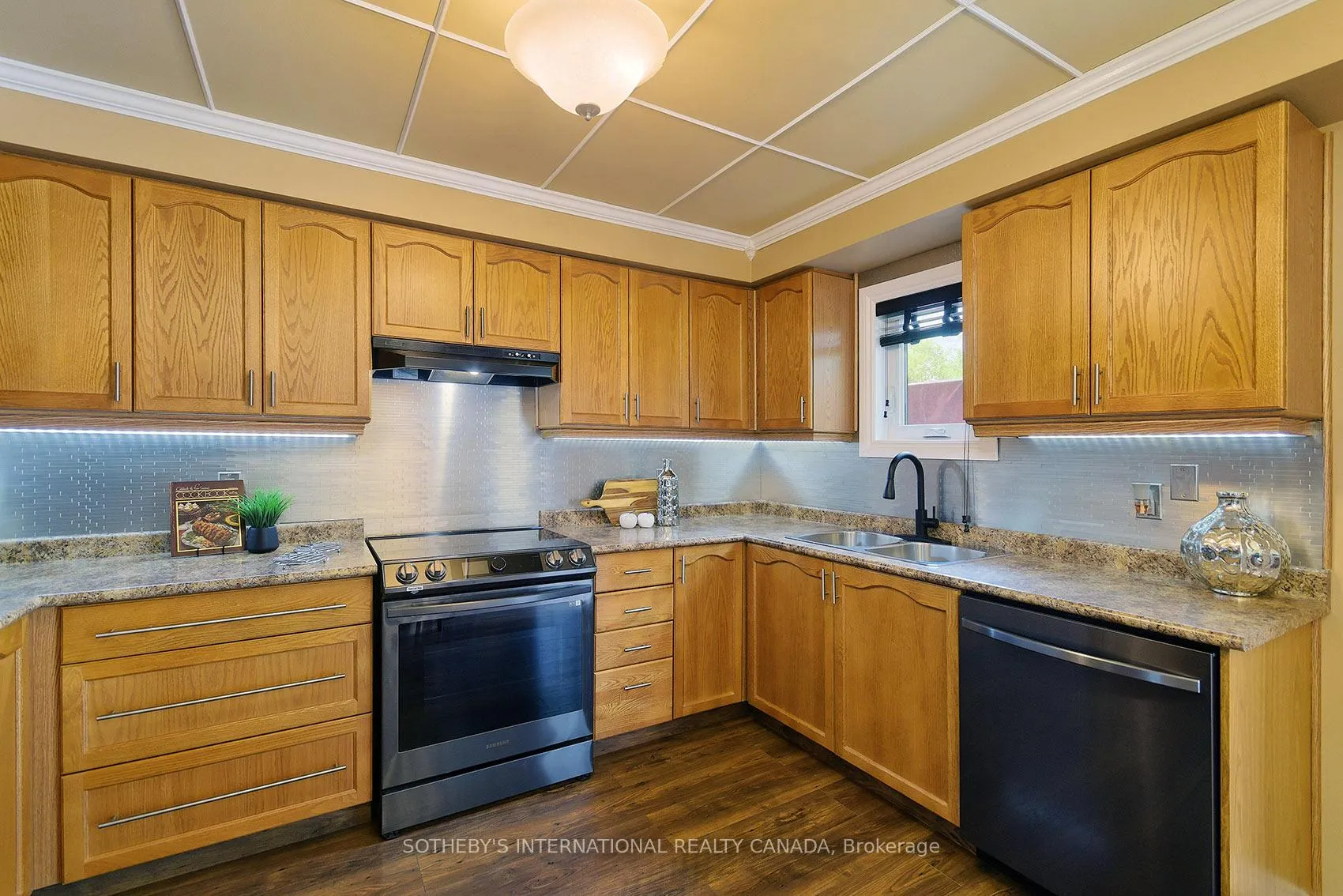 Photo 10 of 52 Monteith Crescent, Vaughan, Maple — HOMEH