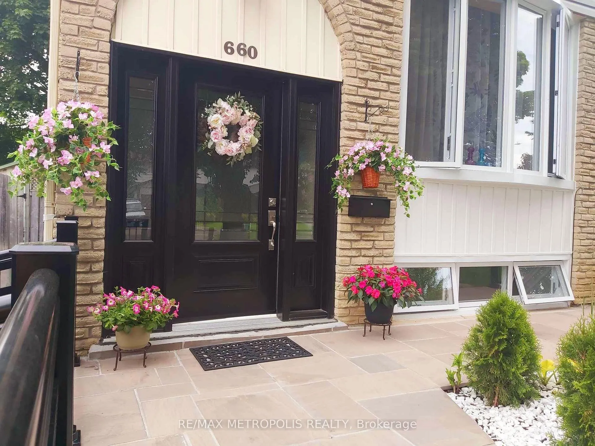 Photo 2 of 660 Berwick Crescent, Oshawa, McLaughlin — HOMEH
