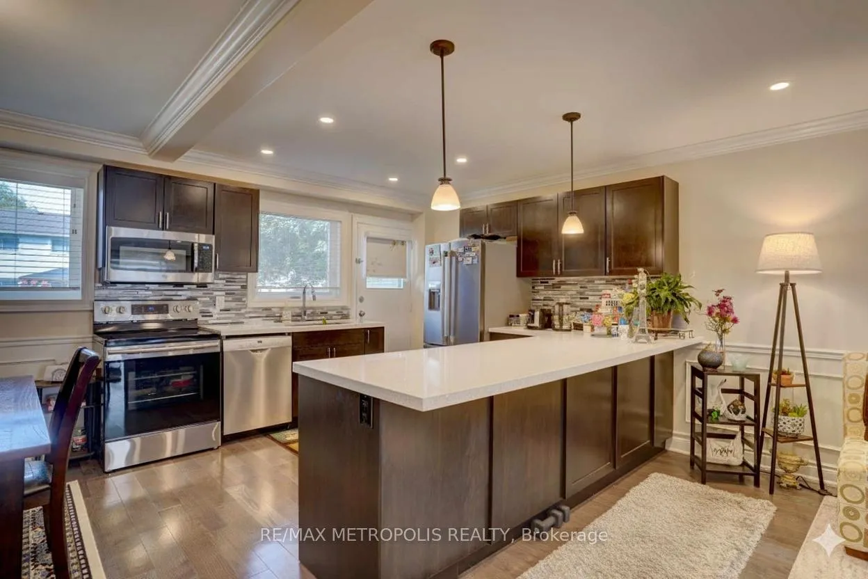 Photo 11 of 660 Berwick Crescent, Oshawa, McLaughlin — HOMEH