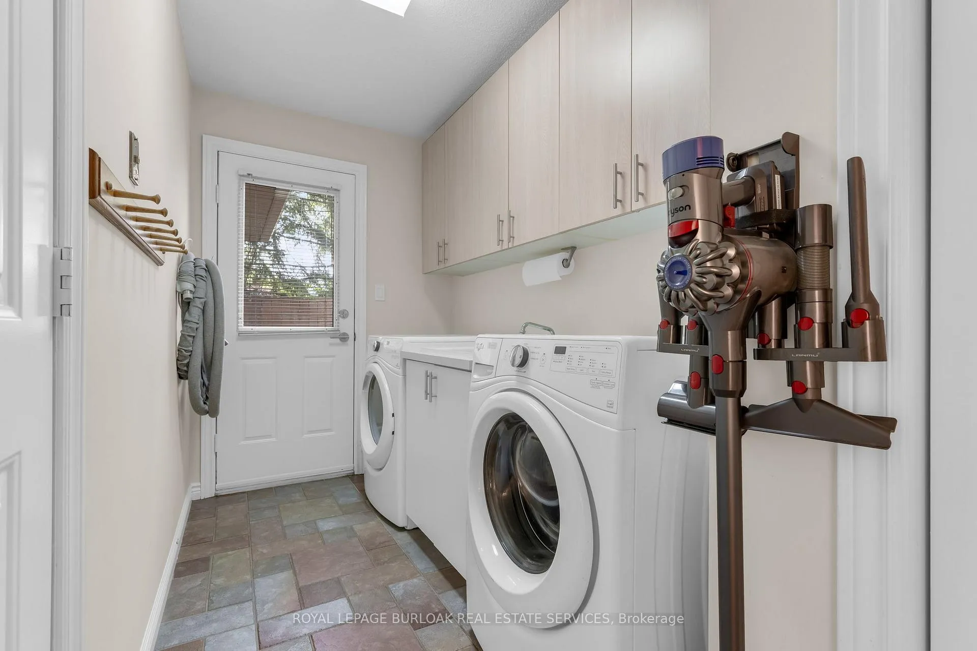 Photo 19 of 107 Garden Avenue, Hamilton, Ancaster — HOMEH