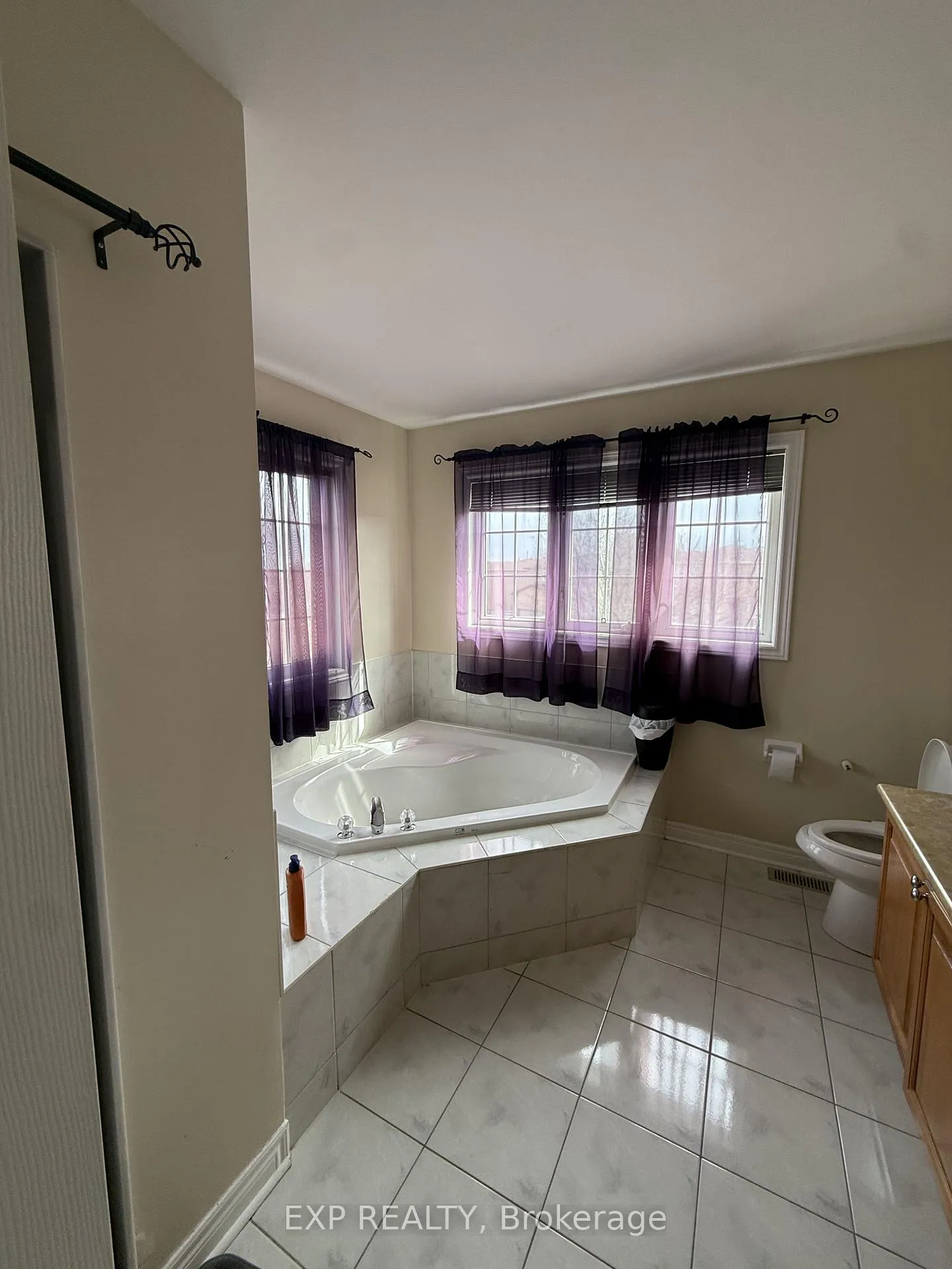 Photo 7 of Unit Upper, 82 Castlehill Road, Brampton, Northwood Park — HOMEH