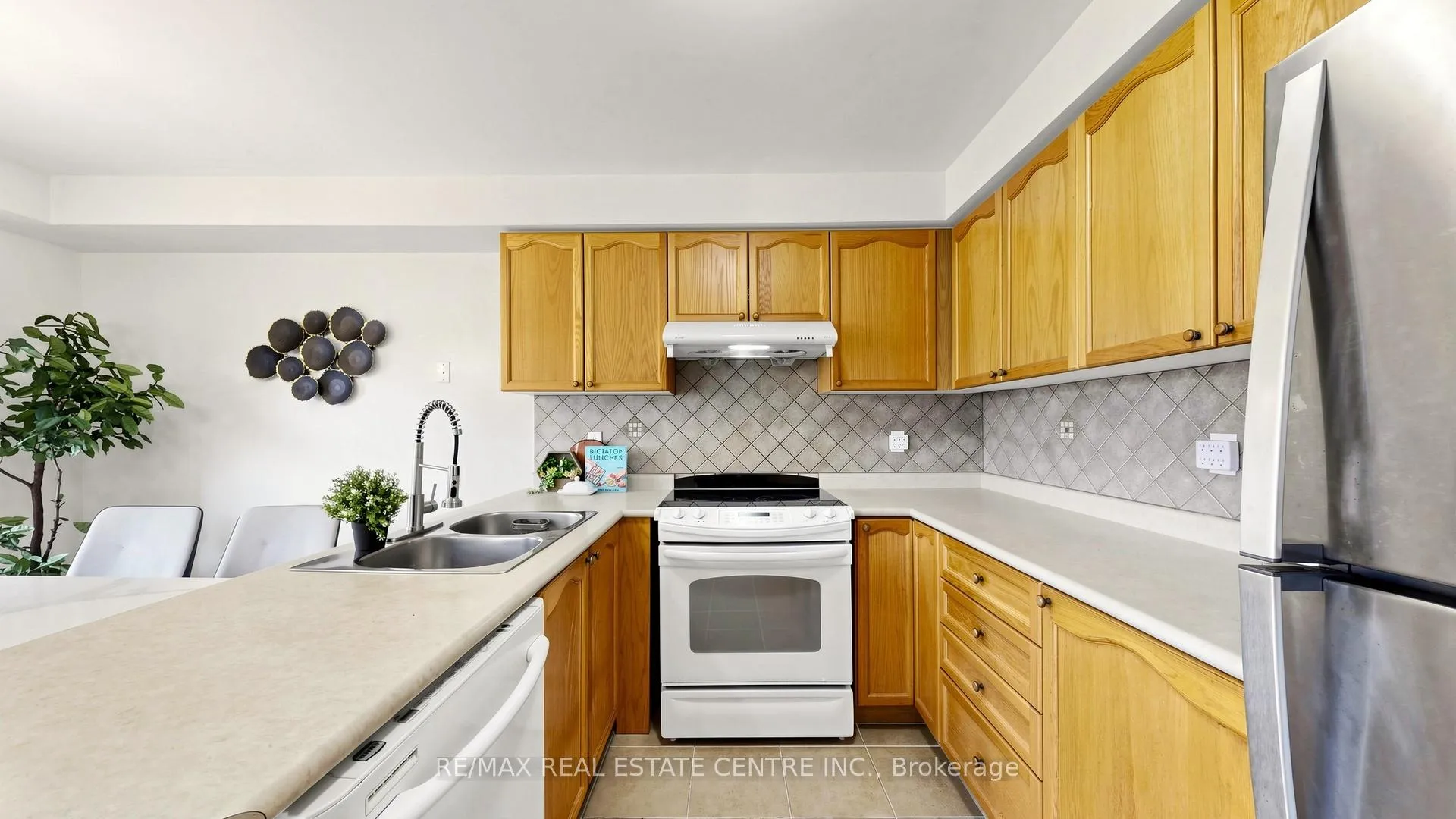 Photo 12 of 80 Sweetwood Circle, Brampton, Fletcher's Meadow — HOMEH