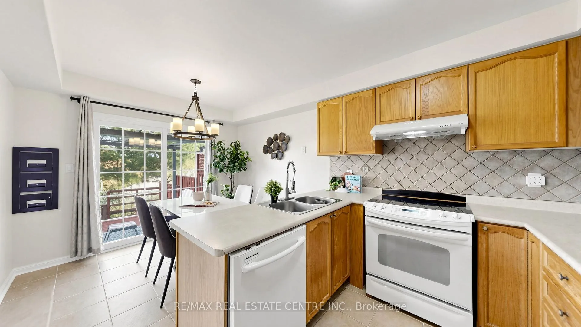 Photo 13 of 80 Sweetwood Circle, Brampton, Fletcher's Meadow — HOMEH
