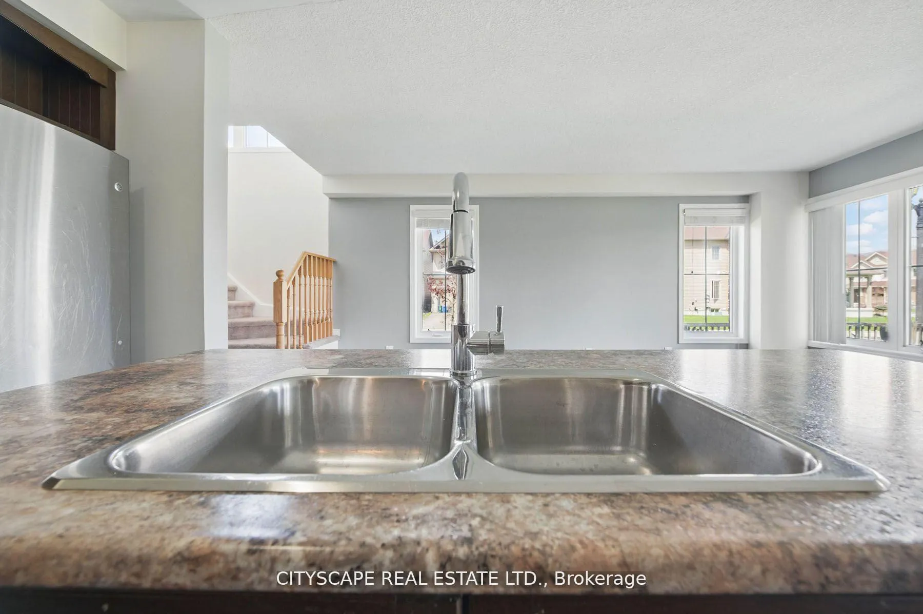 Photo 10 of 8485 Primrose Lane, Niagara Falls, Brown — HOMEH