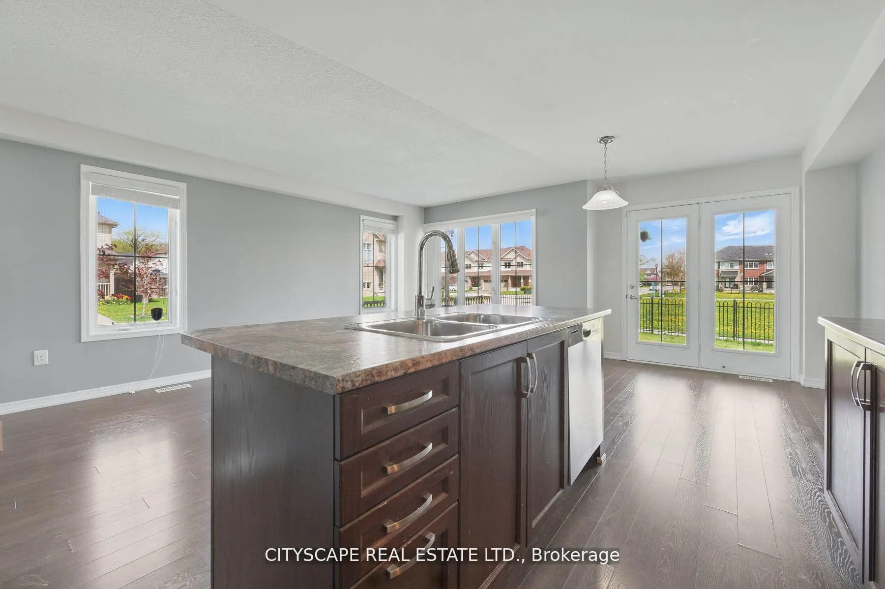 Photo 11 of 8485 Primrose Lane, Niagara Falls, Brown — HOMEH