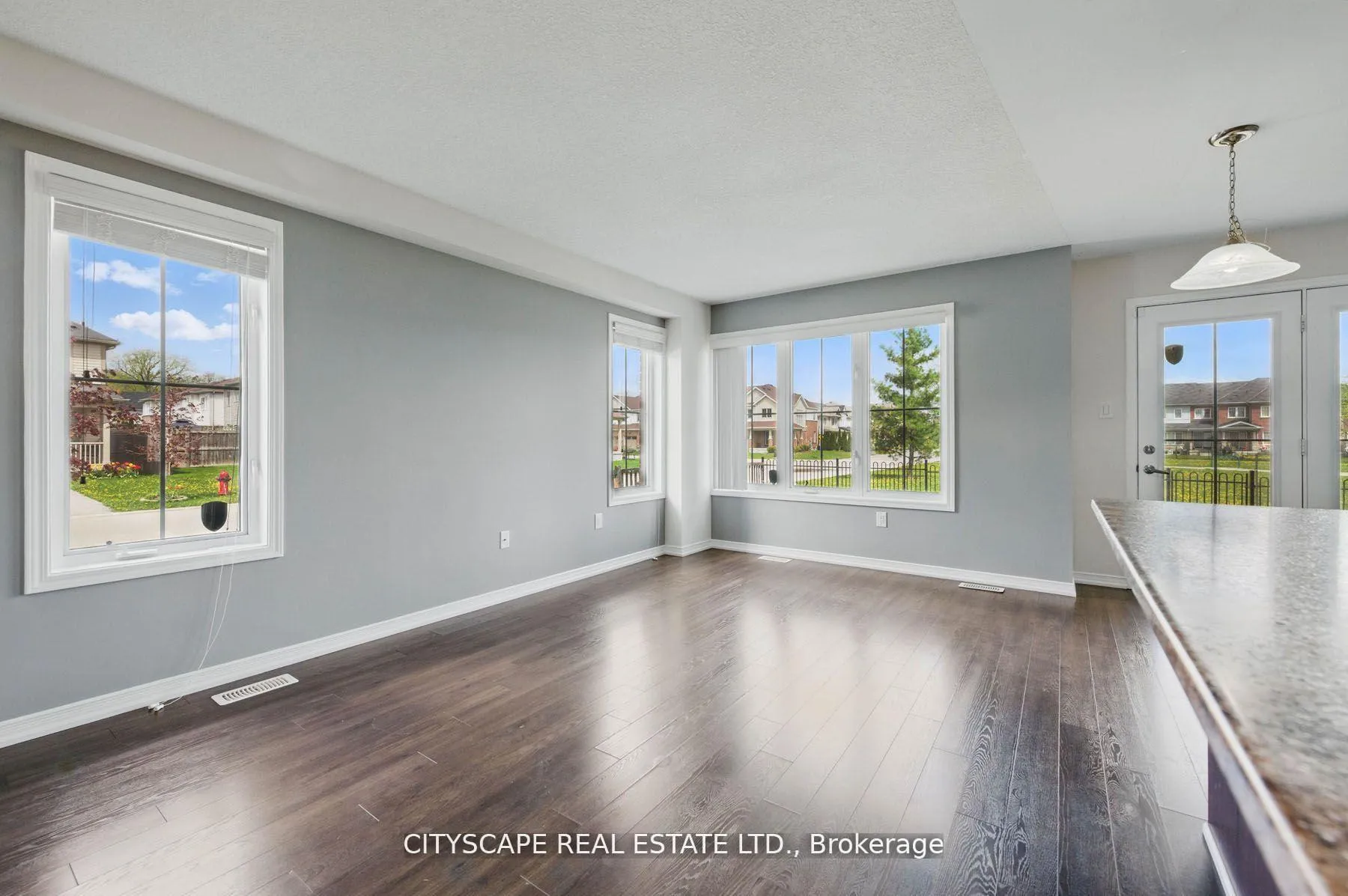 Photo 15 of 8485 Primrose Lane, Niagara Falls, Brown — HOMEH