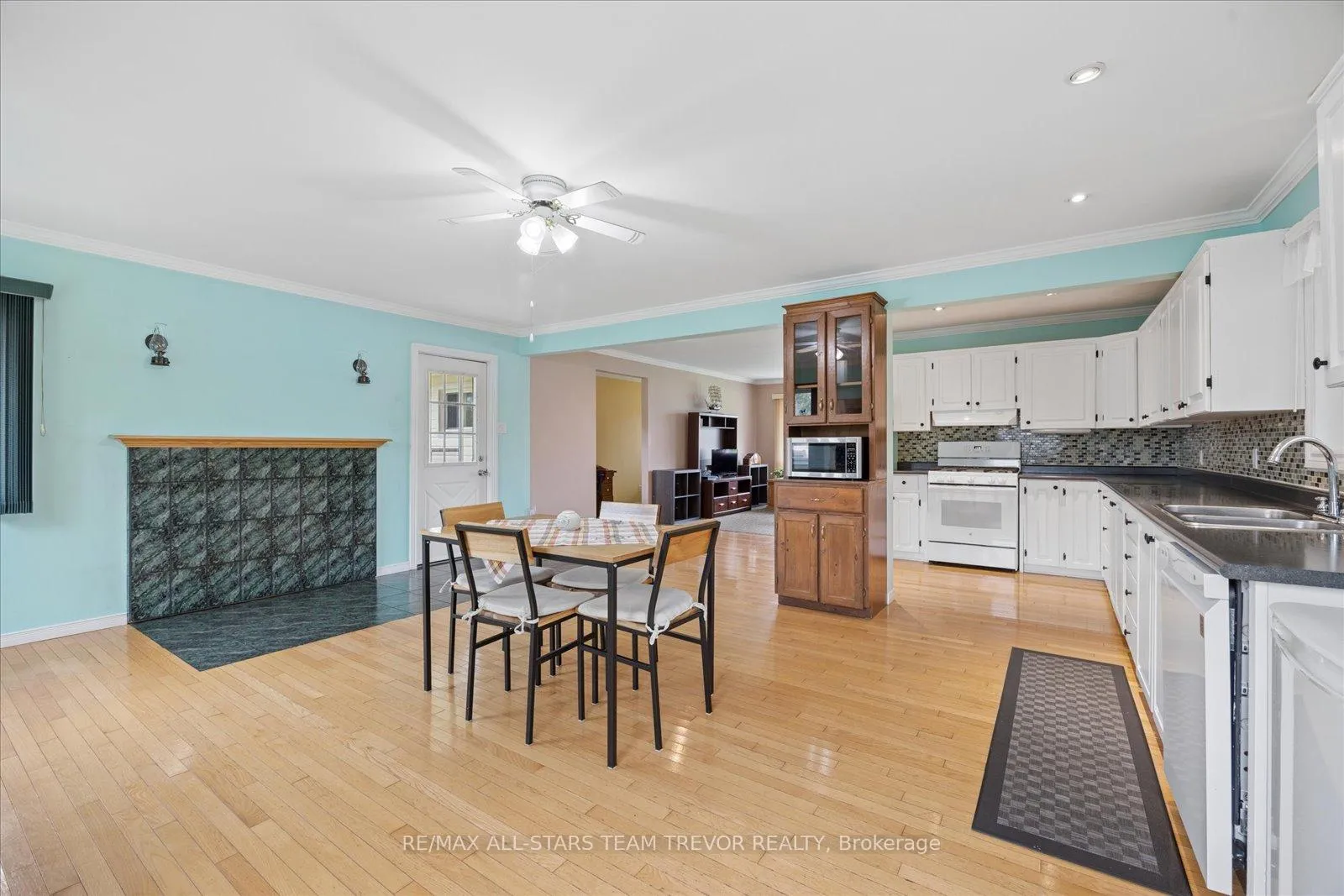 Photo 8 of 388 Winnifred Drive, Georgina, Keswick South — HOMEH