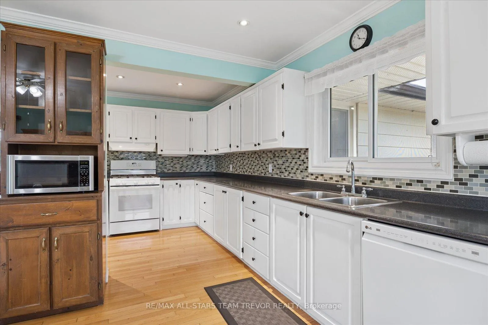 Photo 9 of 388 Winnifred Drive, Georgina, Keswick South — HOMEH
