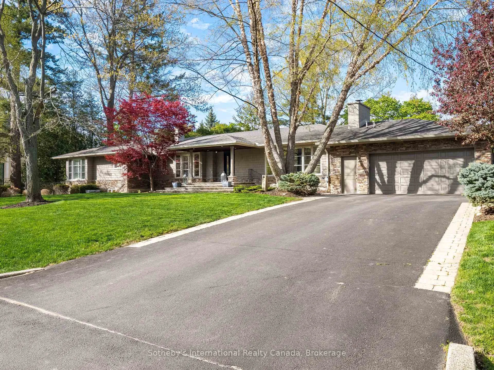 Photo 2 of 237 Burgundy Drive, Oakville, Morrison — HOMEH