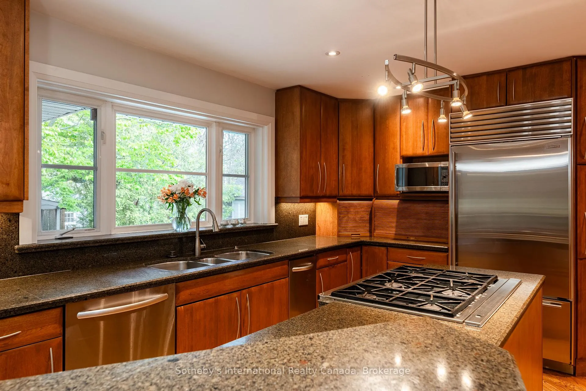 Photo 11 of 237 Burgundy Drive, Oakville, Morrison — HOMEH
