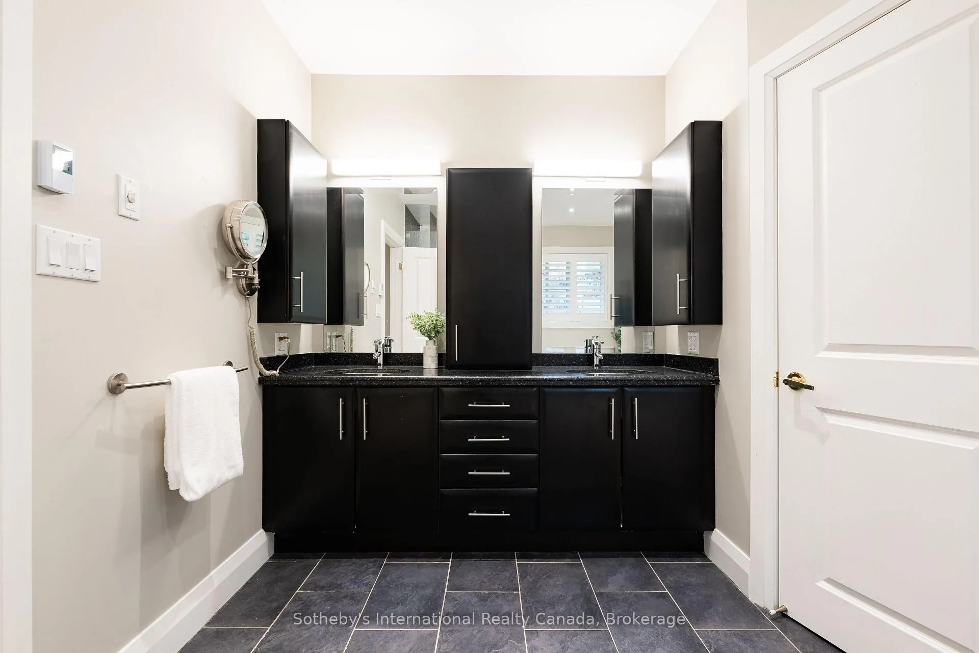 Photo 19 of 237 Burgundy Drive, Oakville, Morrison — HOMEH