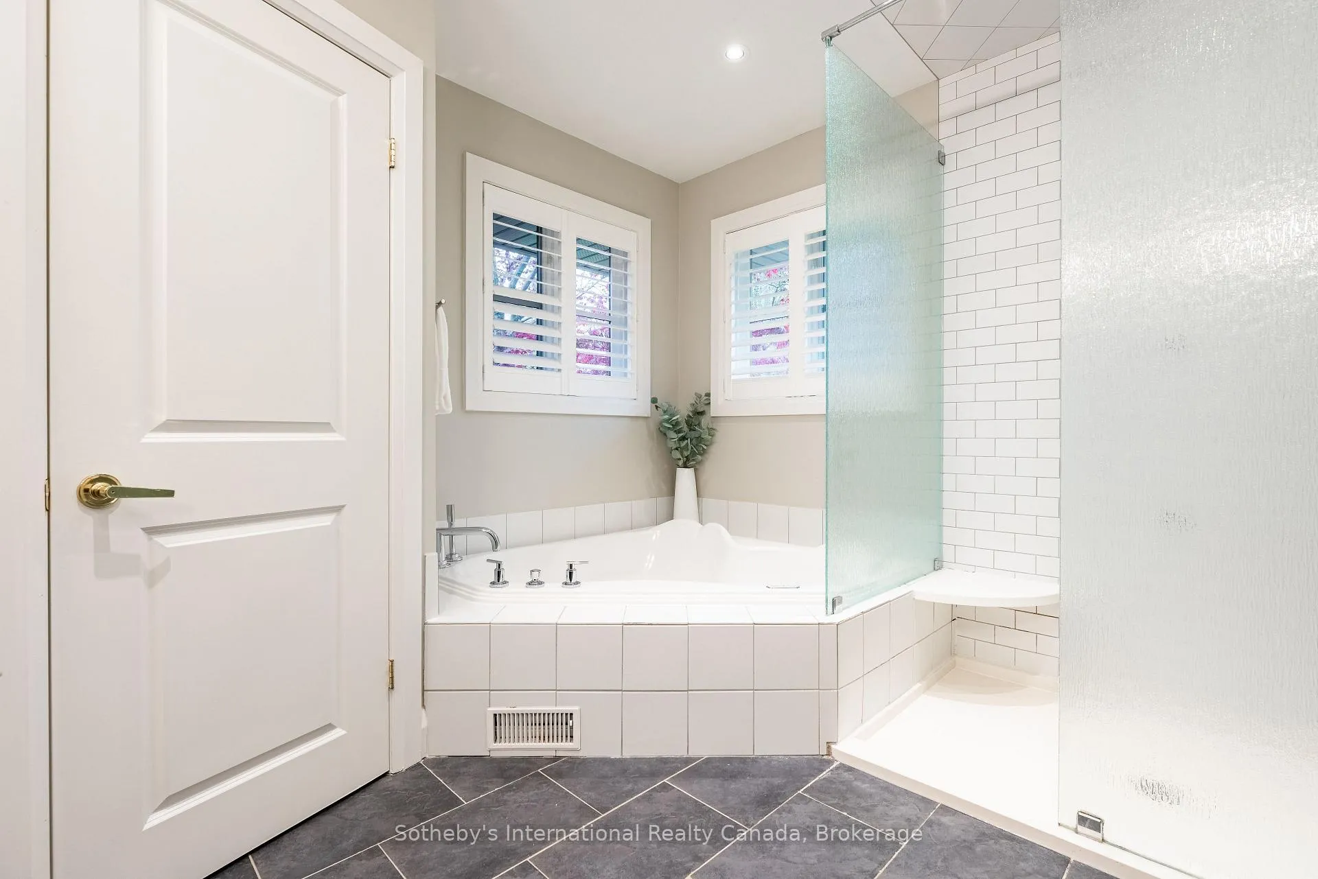 Photo 20 of 237 Burgundy Drive, Oakville, Morrison — HOMEH