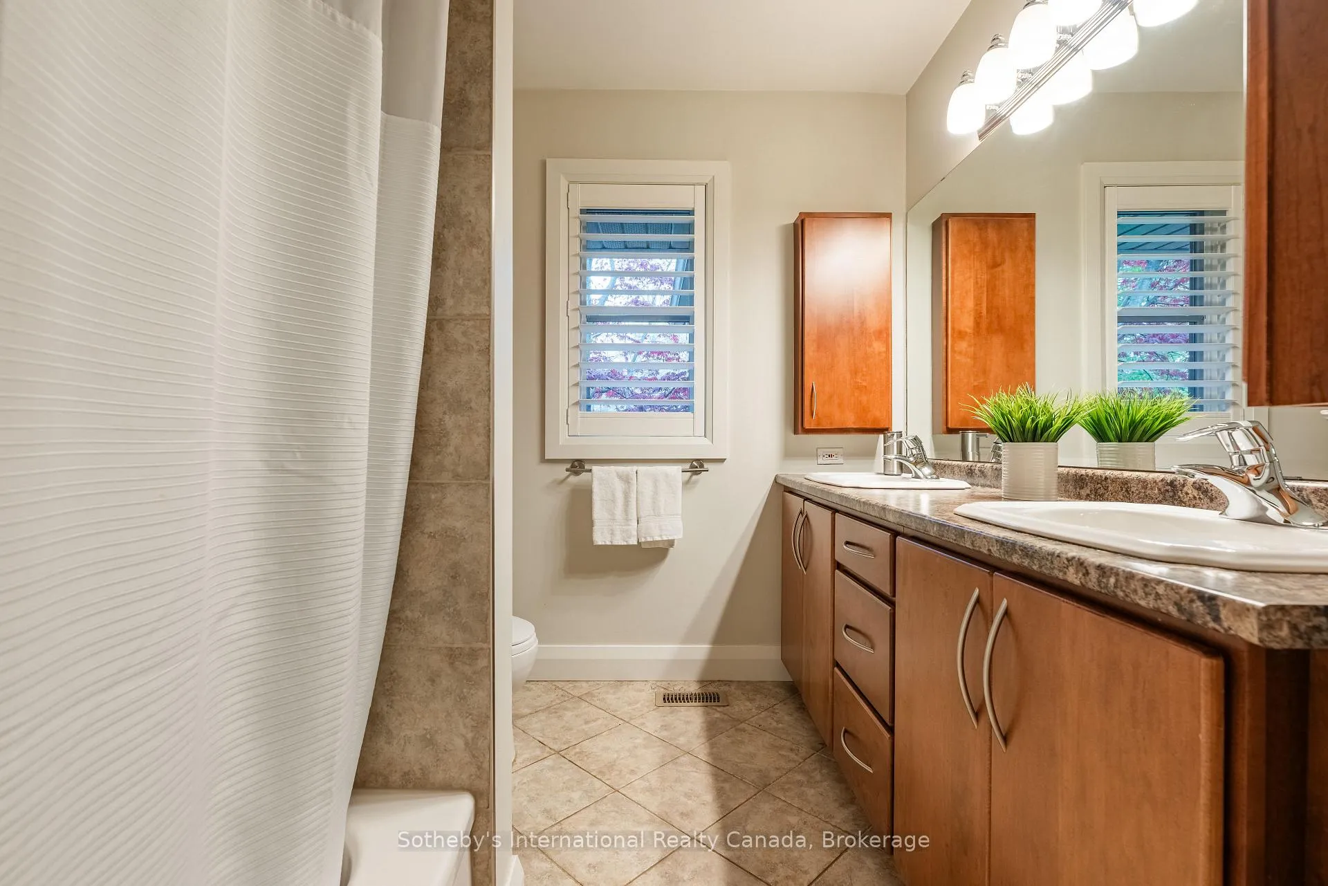 Photo 22 of 237 Burgundy Drive, Oakville, Morrison — HOMEH