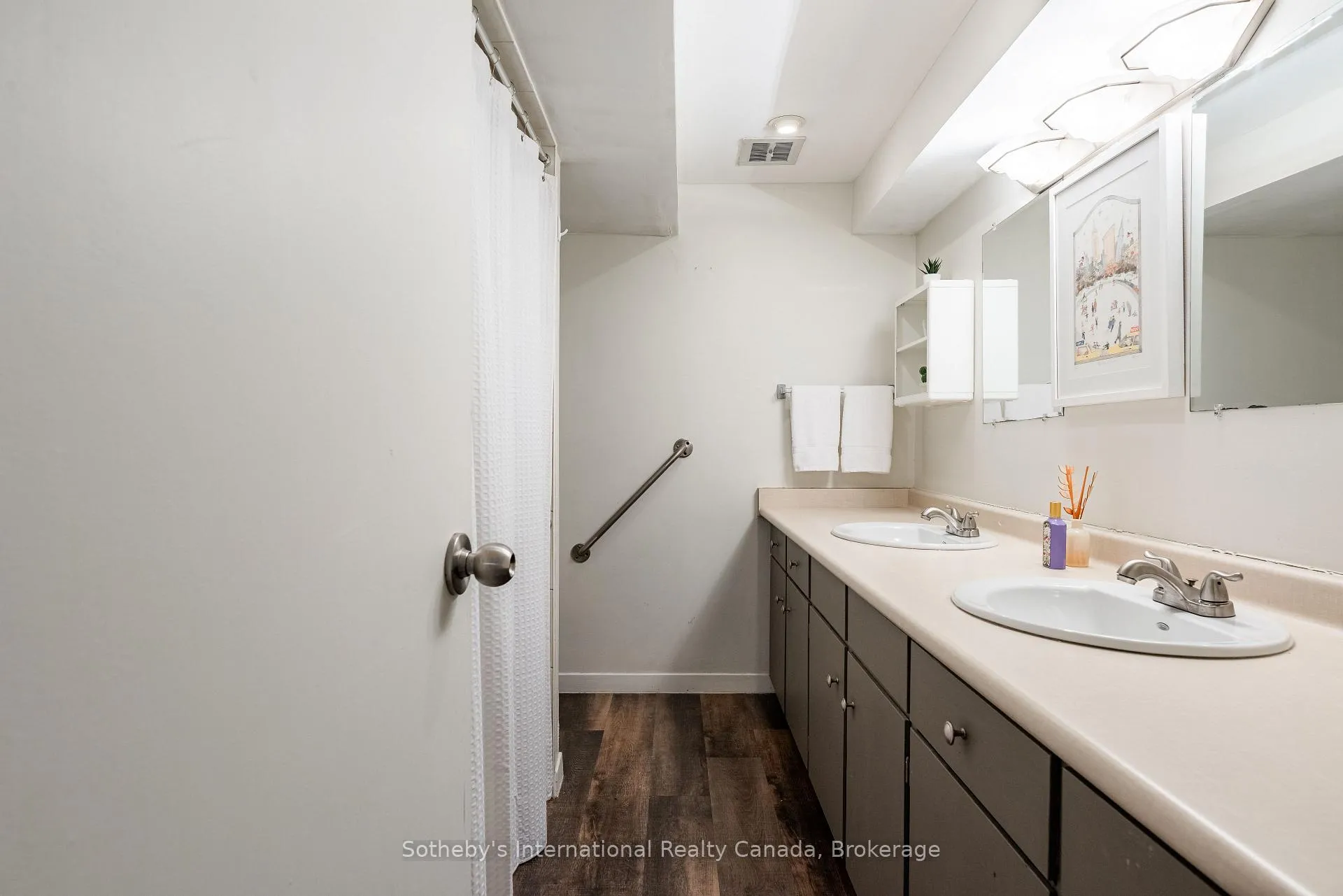 Photo 32 of 237 Burgundy Drive, Oakville, Morrison — HOMEH