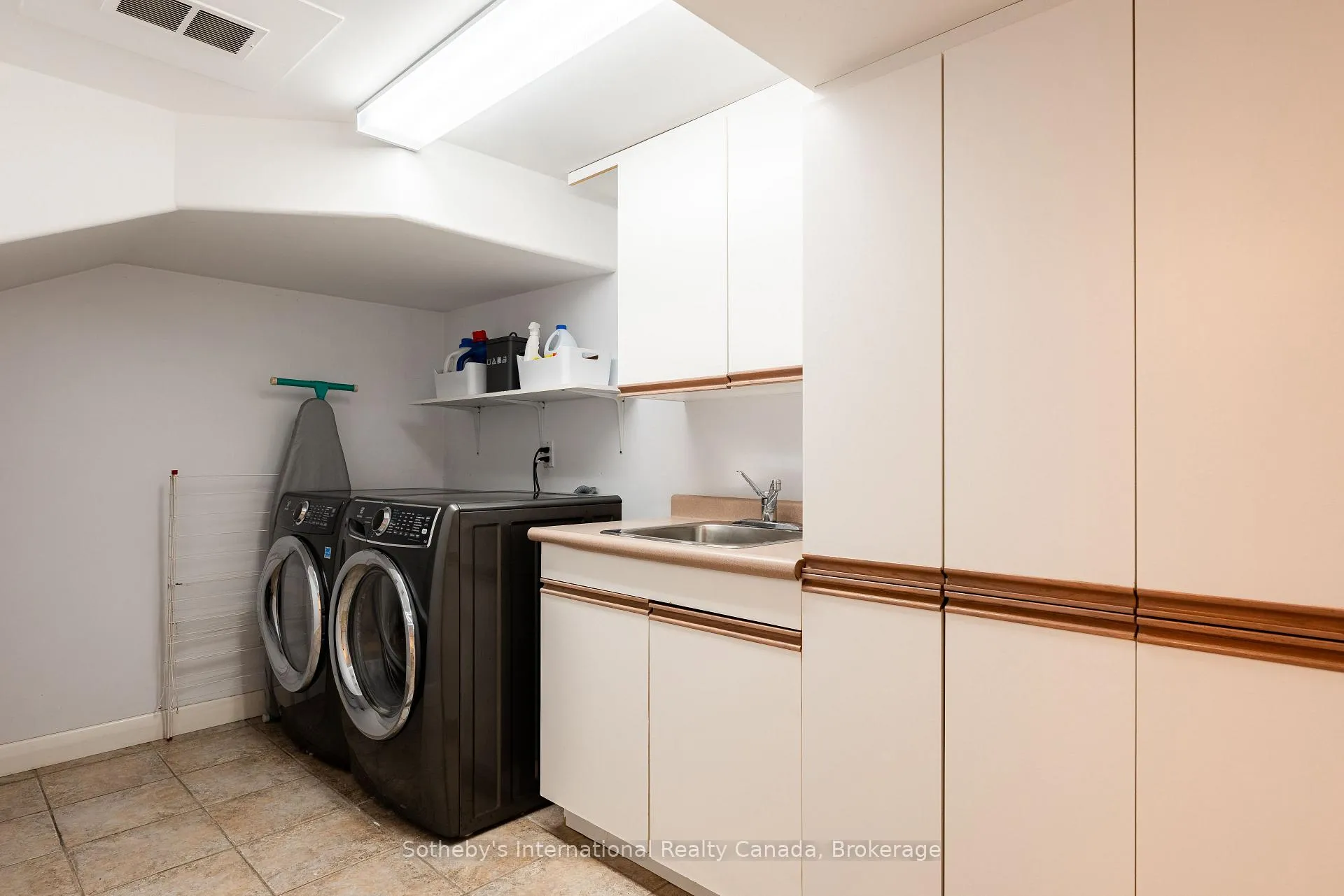 Photo 39 of 237 Burgundy Drive, Oakville, Morrison — HOMEH