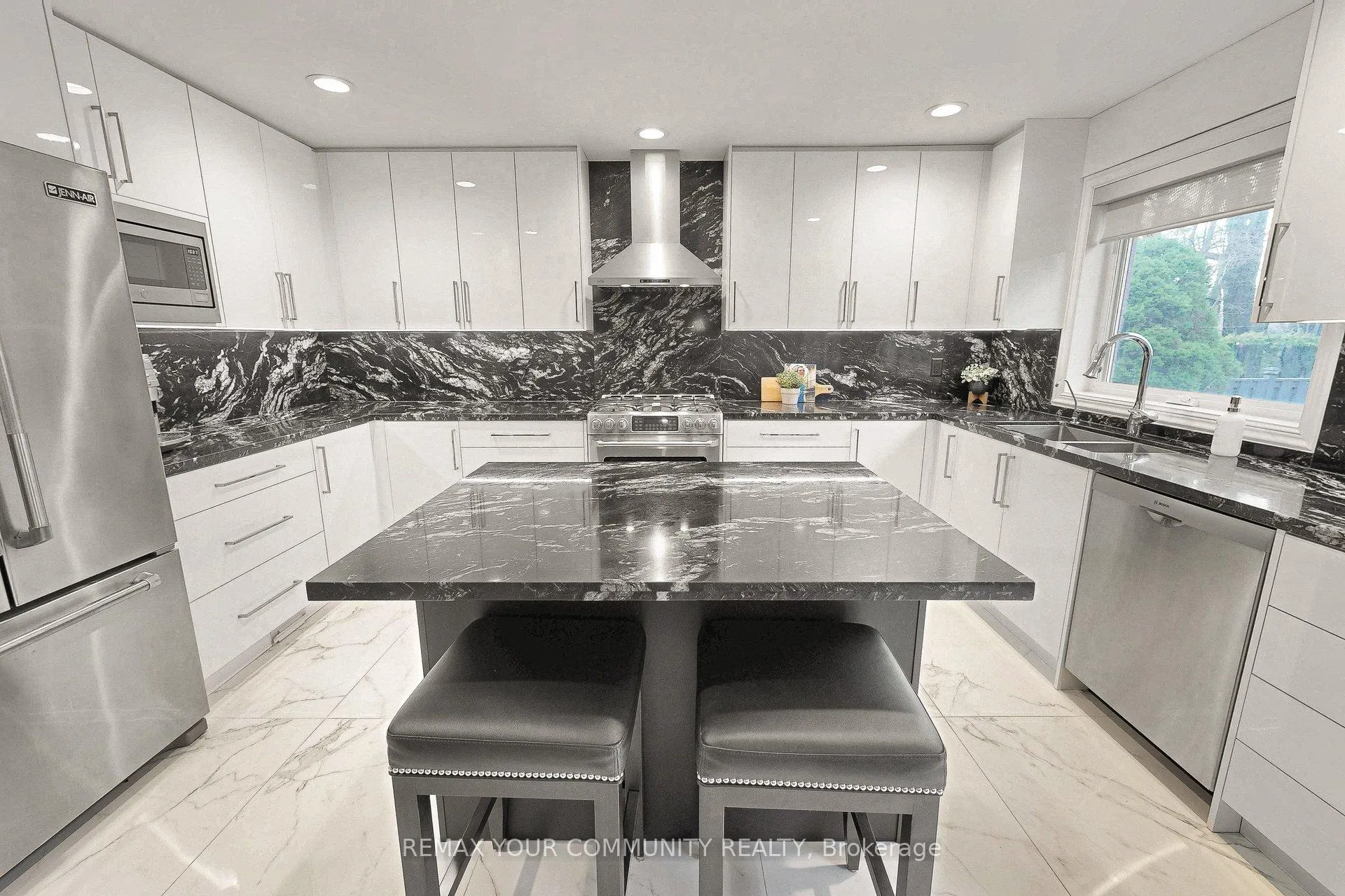 Photo 10 of 186 Wigwoss Drive, Vaughan, East Woodbridge — HOMEH