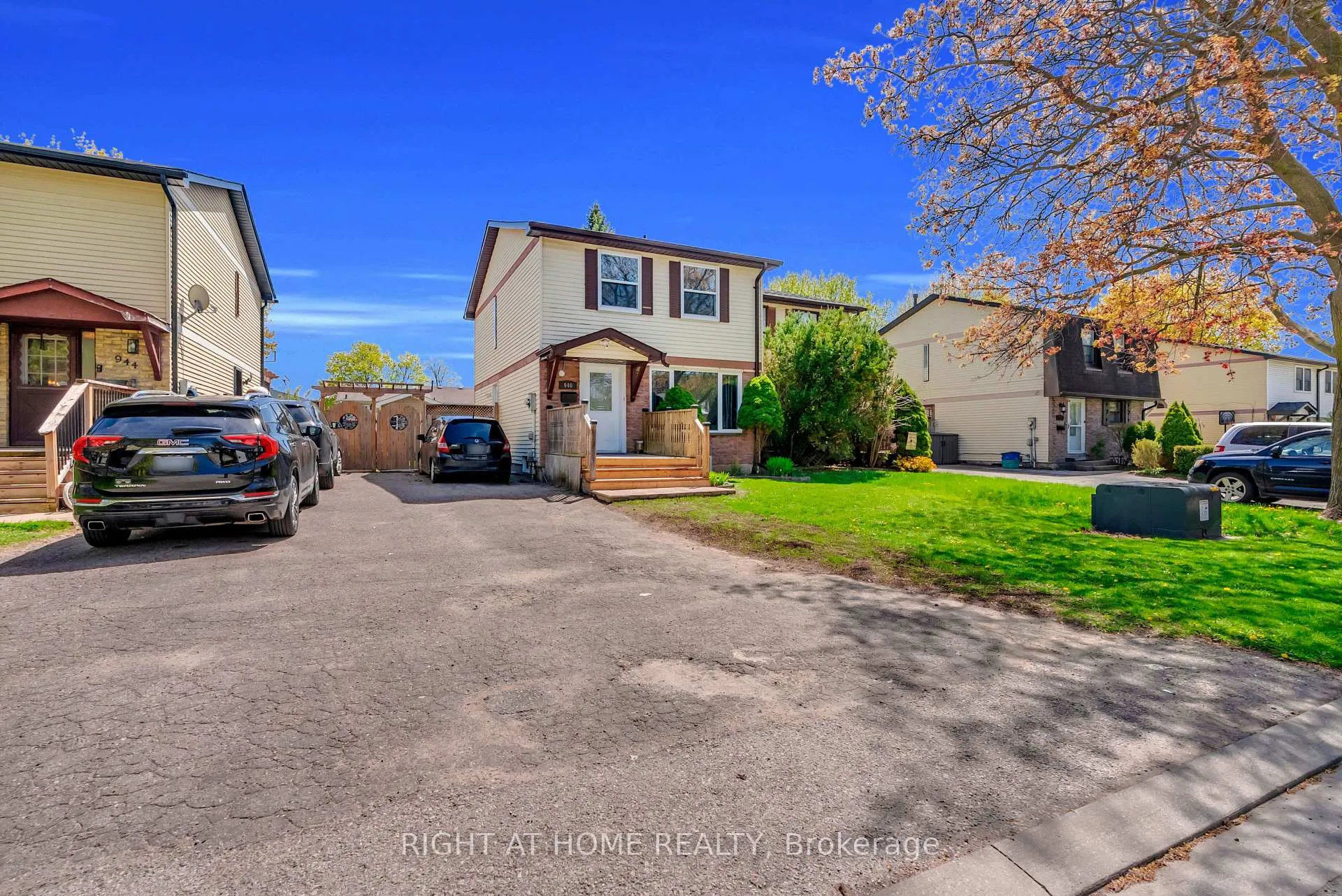 Photo 3 of 940 Gentry Crescent, Oshawa, Eastdale — HOMEH